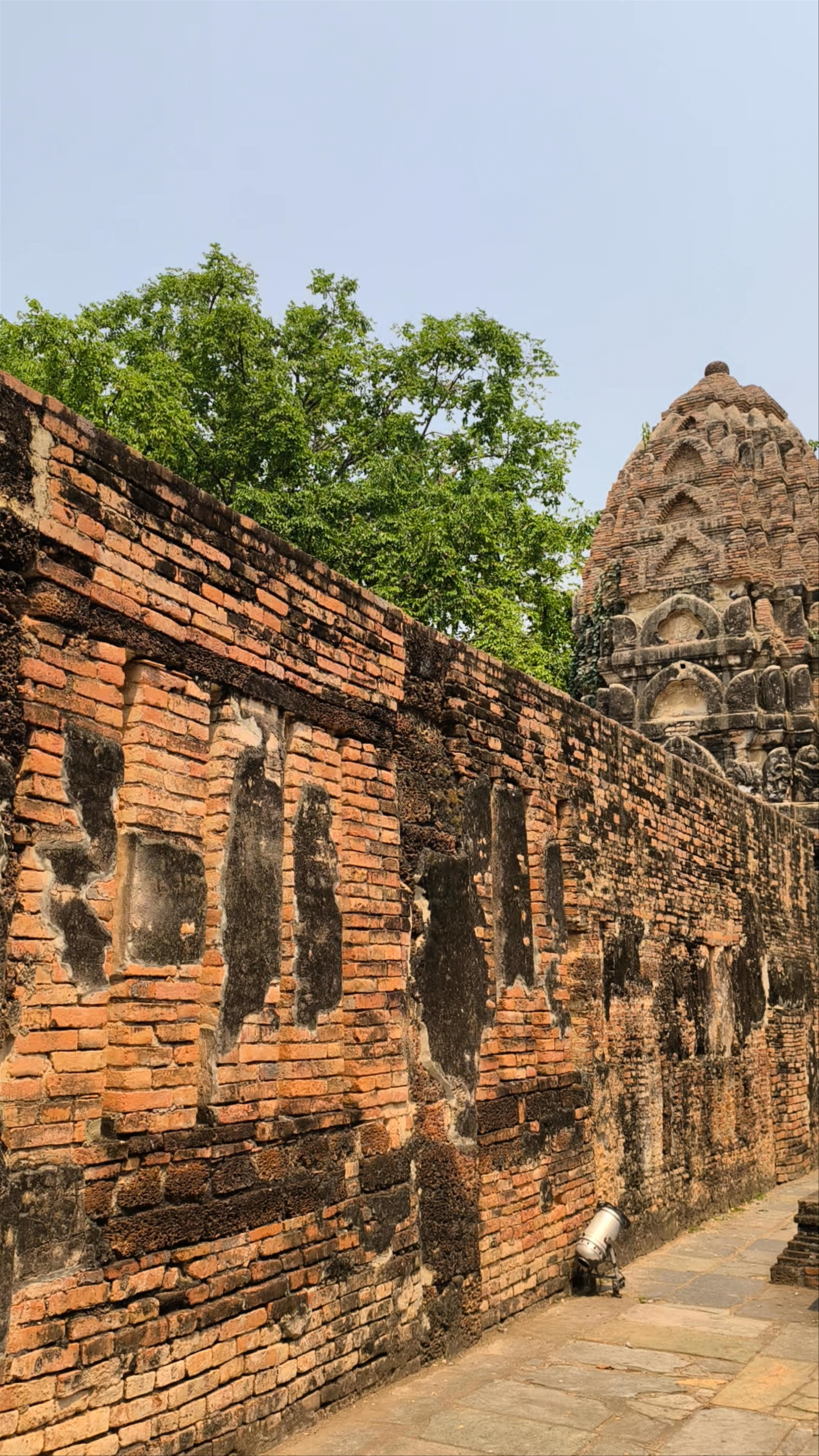 Wat Si Sawai: Ancient Khmer Ruins in Sukhothai, Thailand