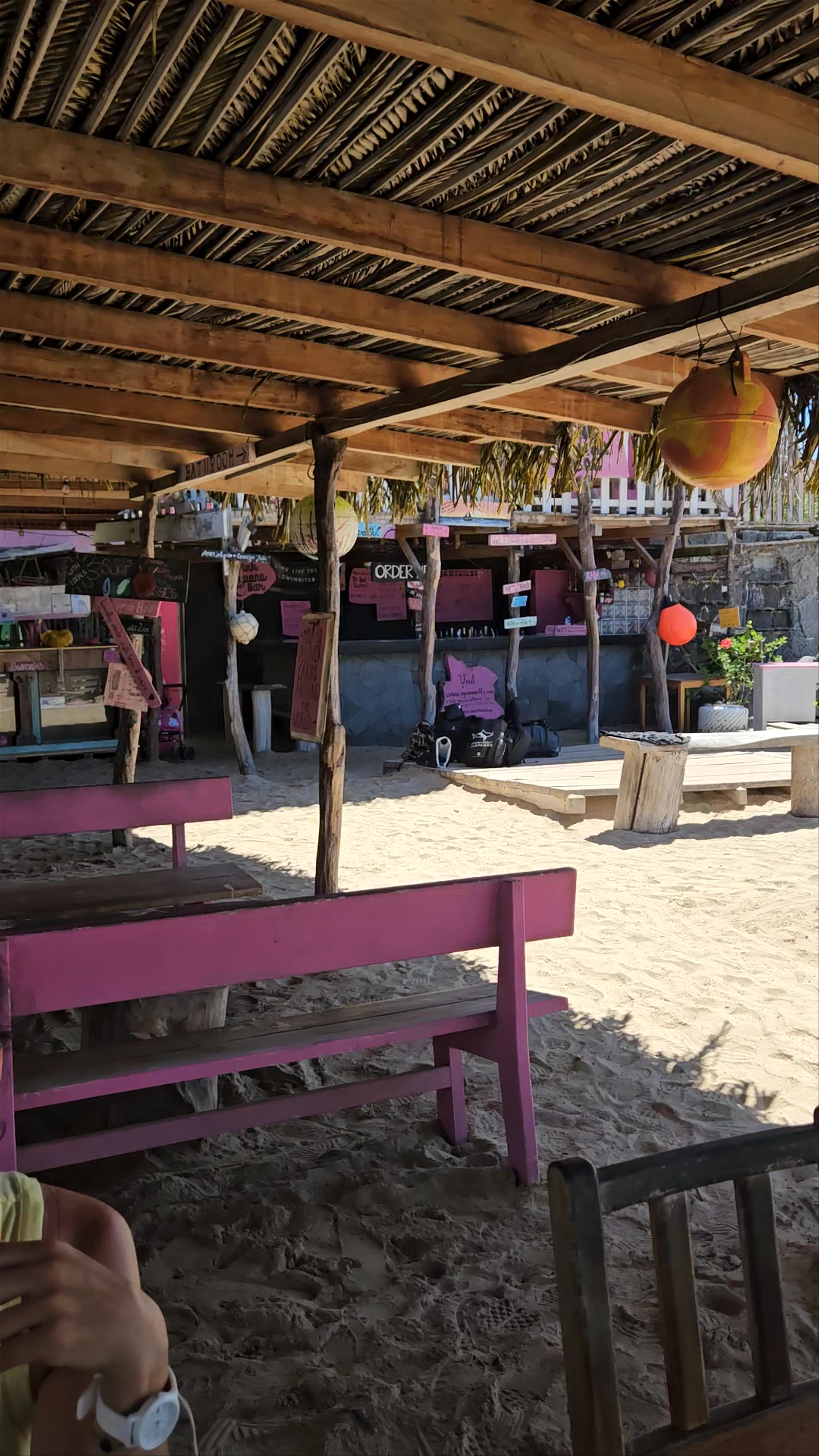 Pink Iguana Bar: Beachside Charm in Puerto Villamil, Galápagos