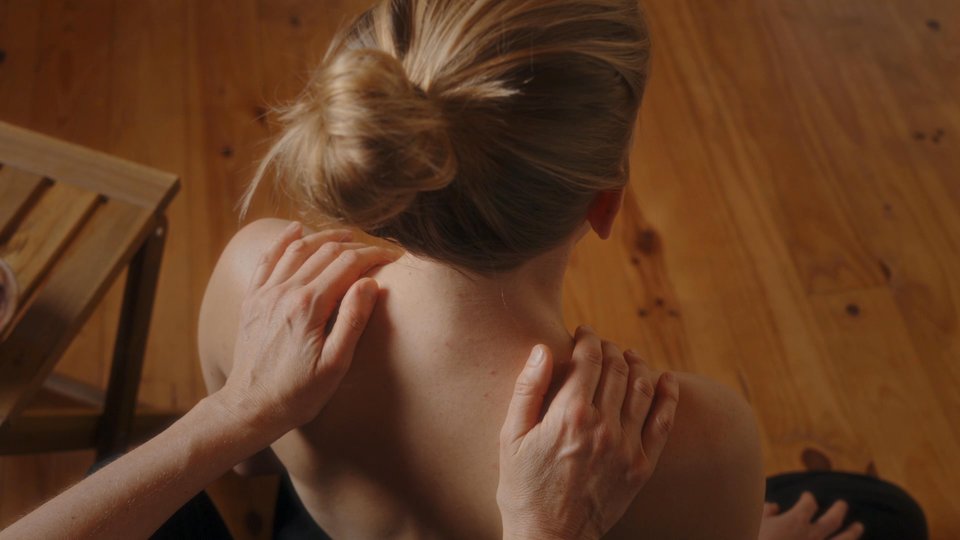 Zittende nek- en schoudermassage