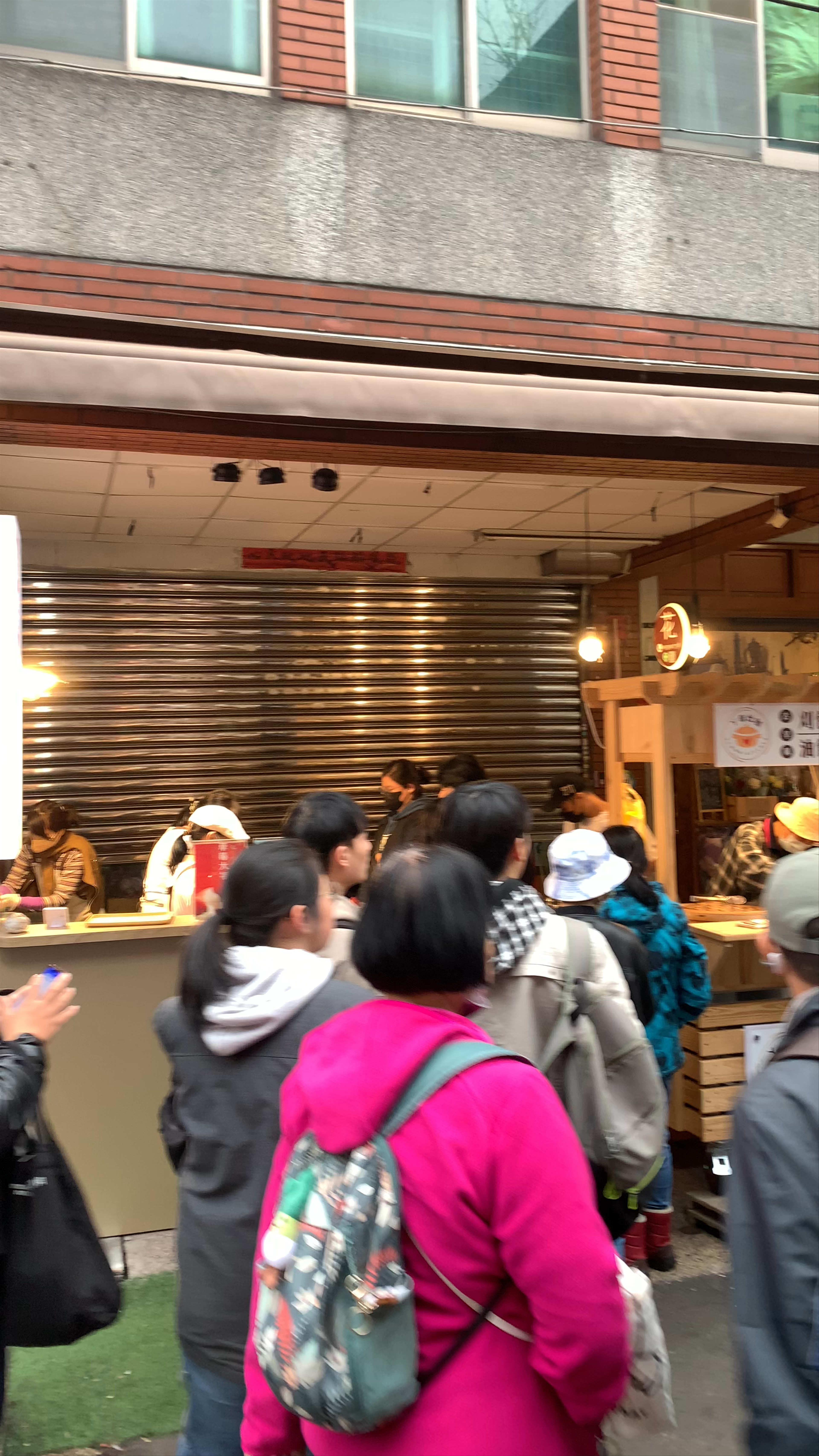 Taipei Xiahai Chenghuang Temple and Dihua Street Market Experience