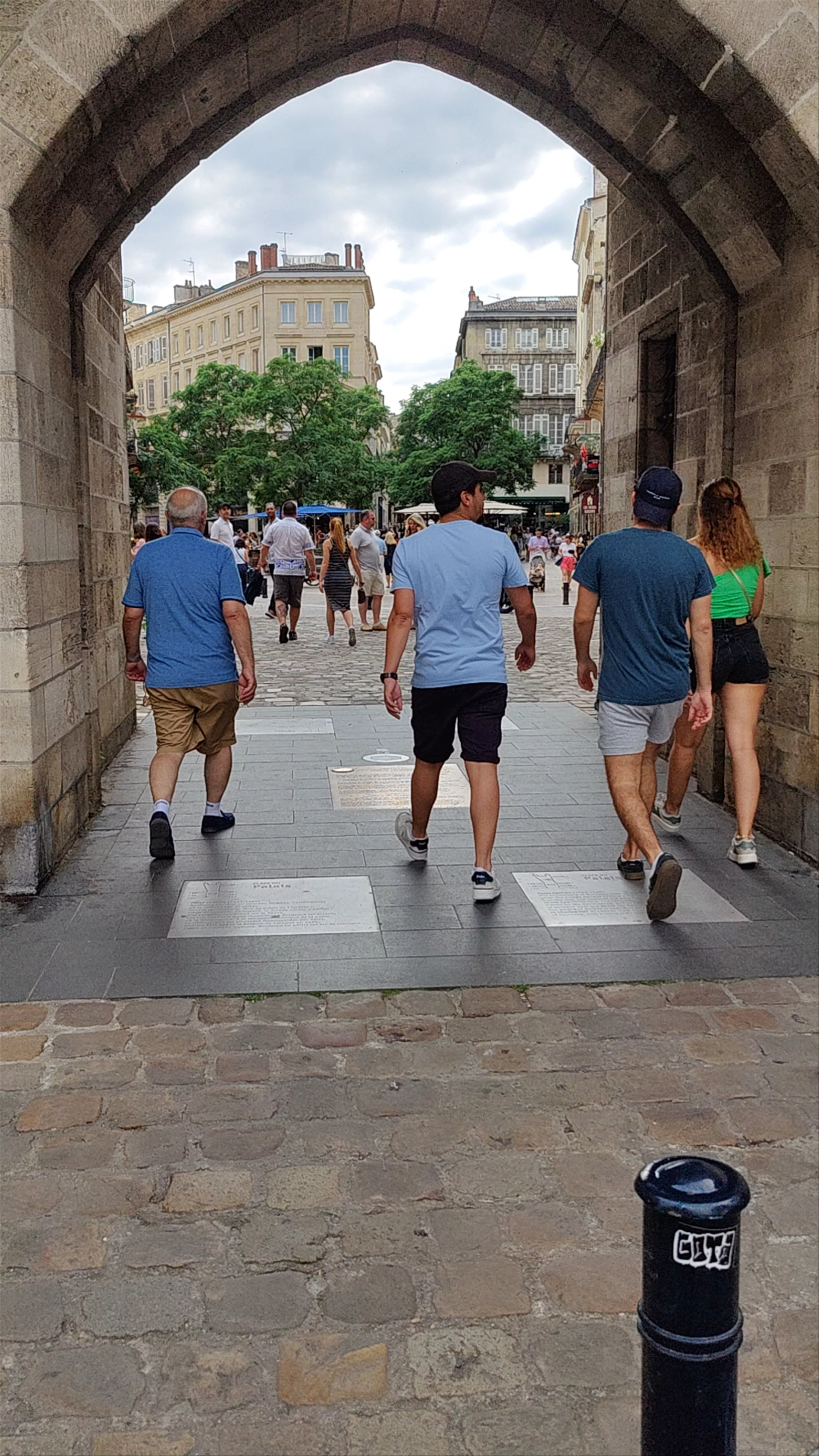 Porte Cailhau, Place du Palais