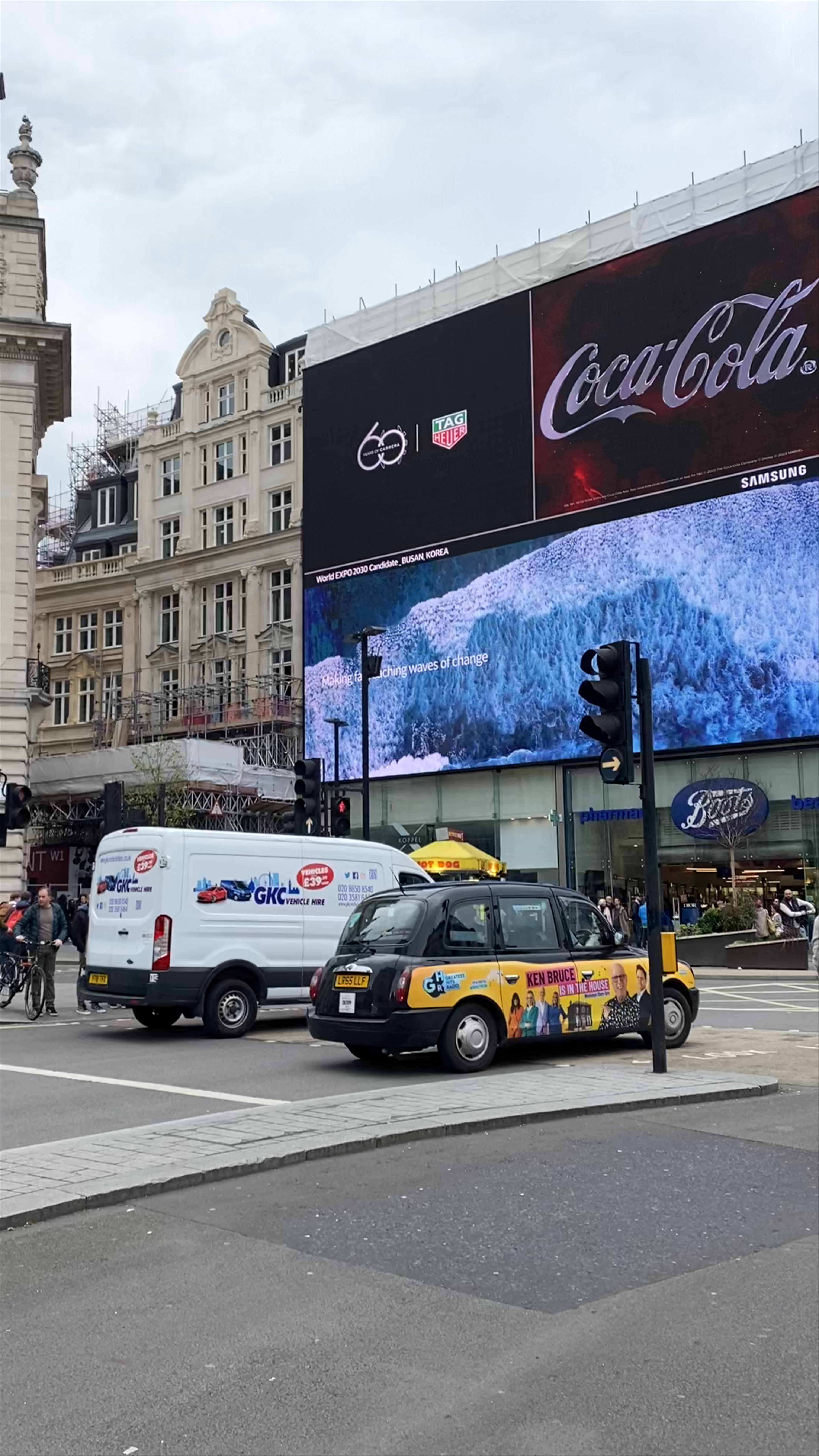 Piccadilly Circus: Iconic Urban Energy in the Heart of London