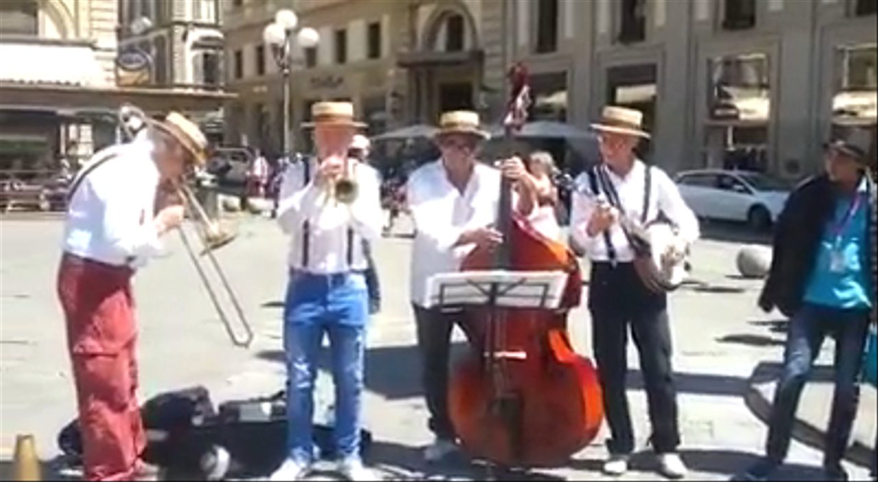 The Italy Hot Jazz Band @ Piazza Repubblica - video
