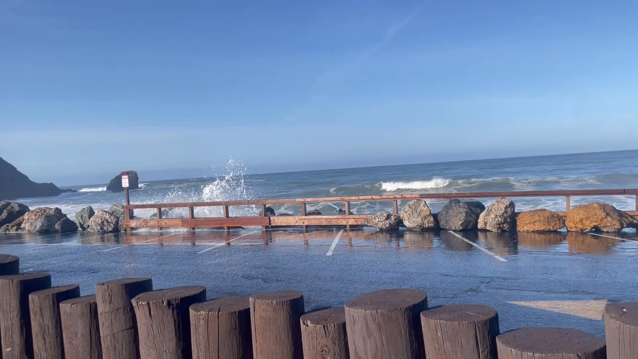 Sea Breeze Motel - Waves crashing- the people talking in the video were waiting outside our door, for the restaurant. - Hotels Near Me - Pacifica, California