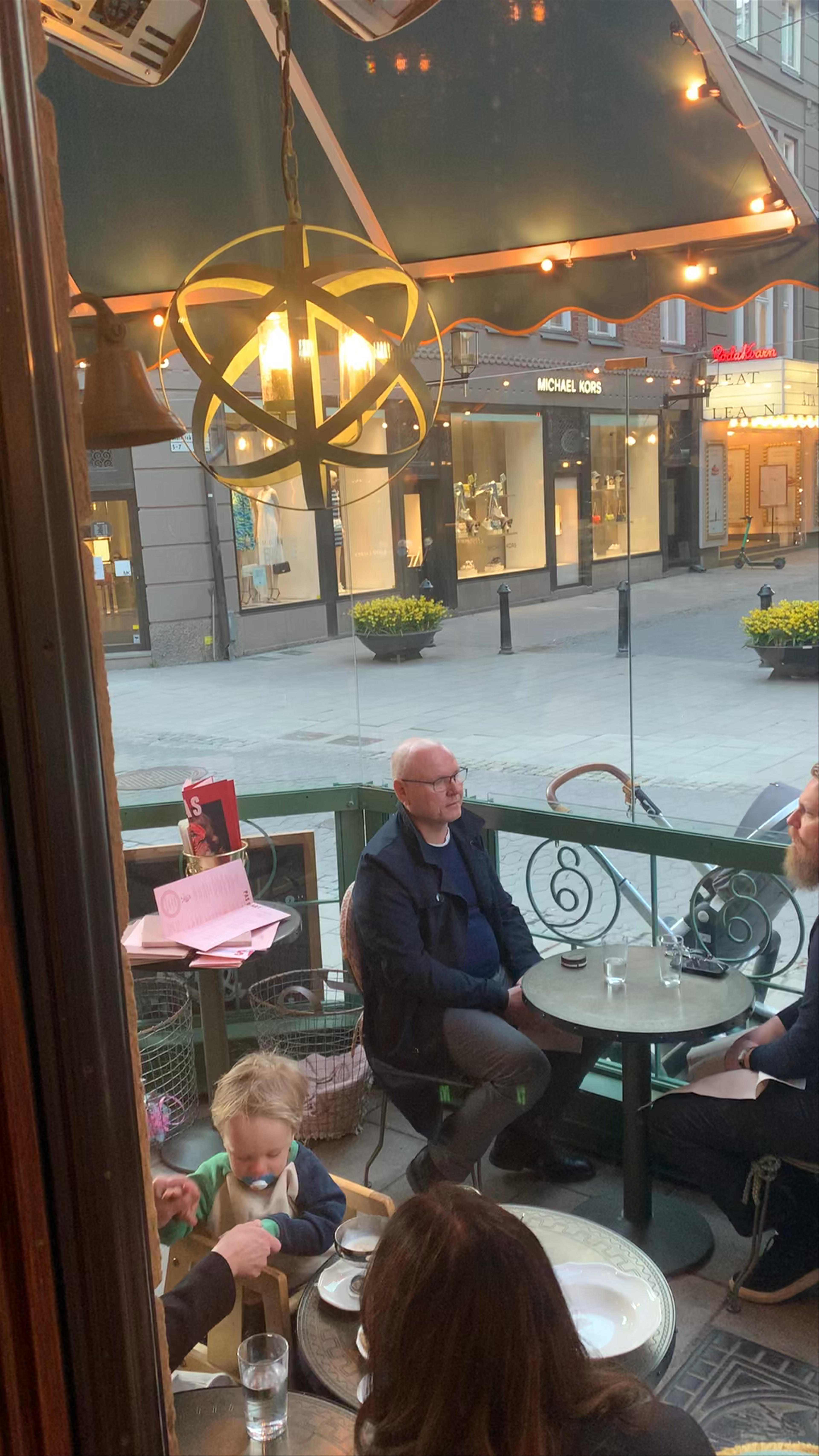 Pas D’art Café: Cozy Urban Vibes on Biblioteksgatan, Stockholm
