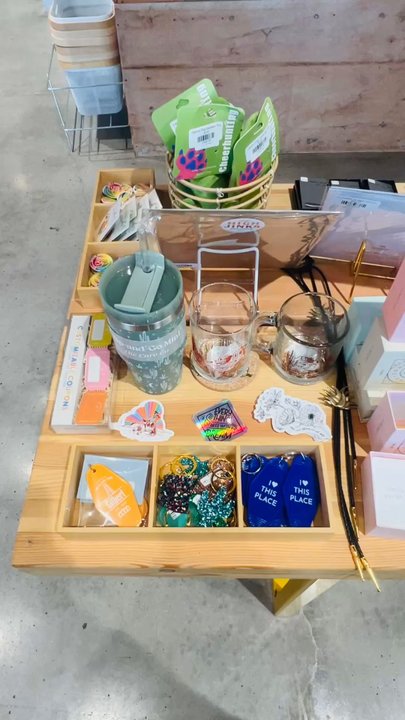 Why I Love Where I Live - Offers various Arizona theme items: painting, keychains, iron on patches, pins, jewelry, postcards, cards and more - Gift Shops Near Me - Gilbert, Arizona