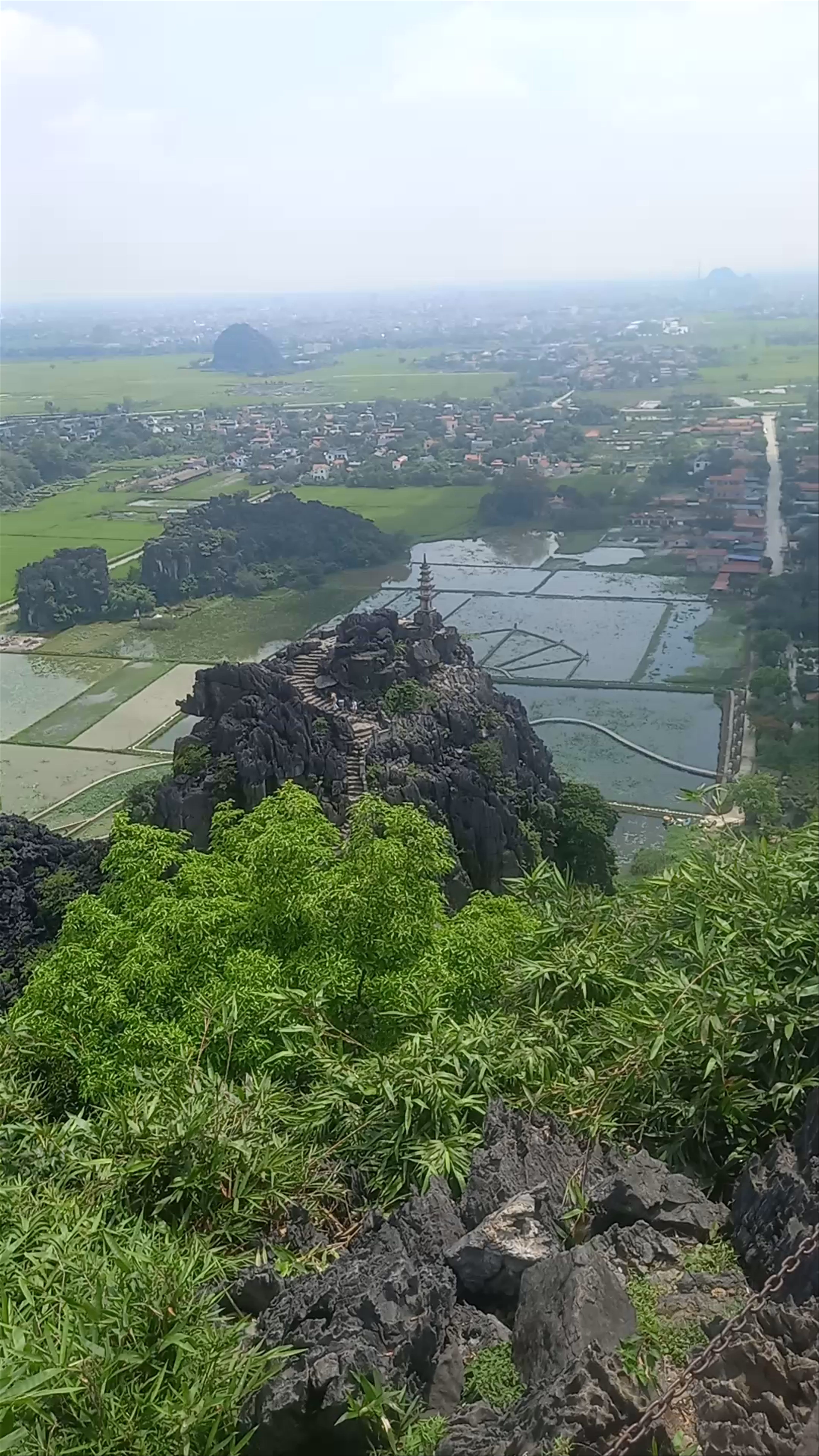 Hang Mua Big Pagoda: Stunning Panoramic Views Over Ninh Bình's Emerald Rice Fields