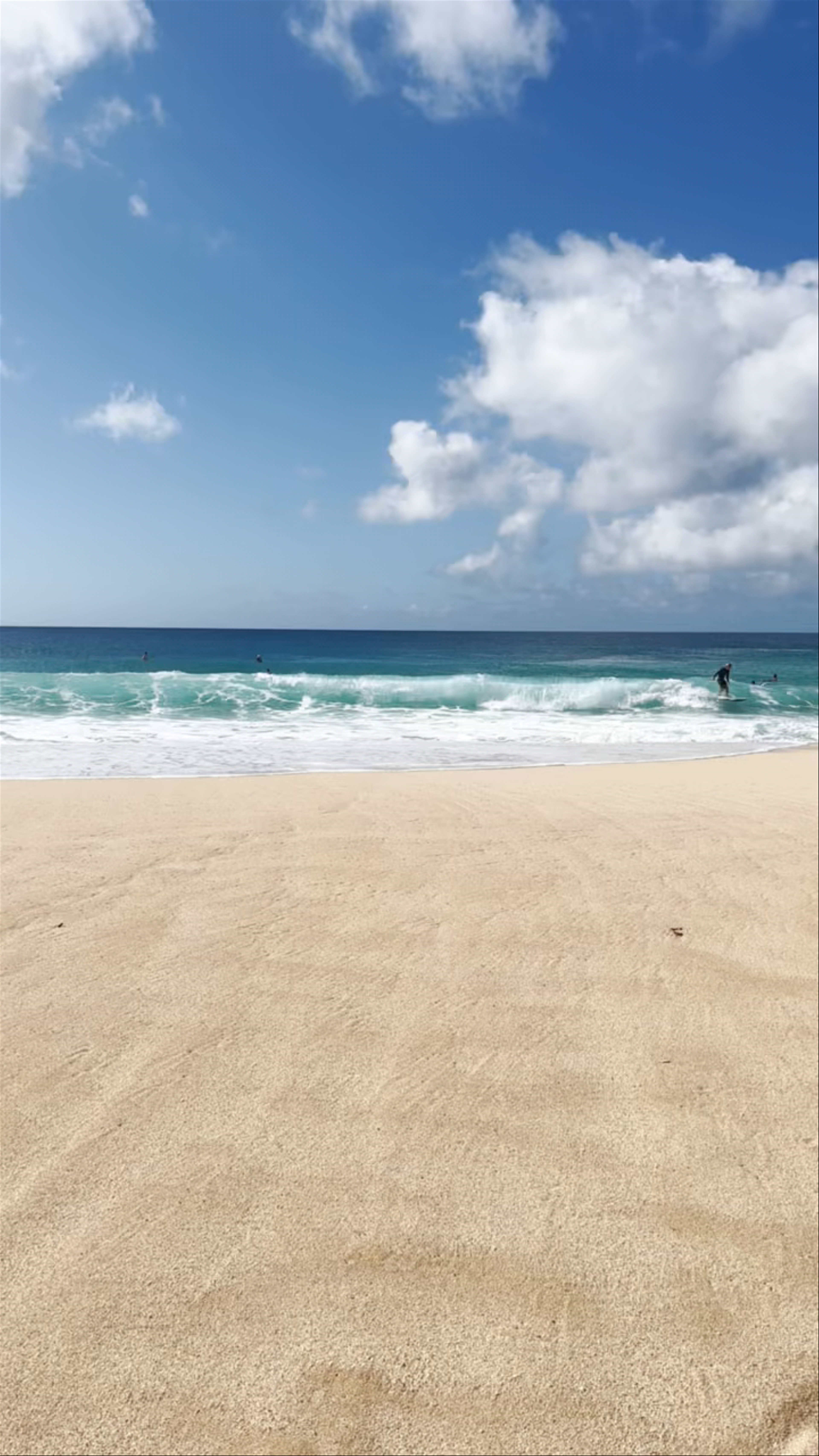 Banzai Pipeline: Iconic Hawaii Surf and Golden Beach Vibes