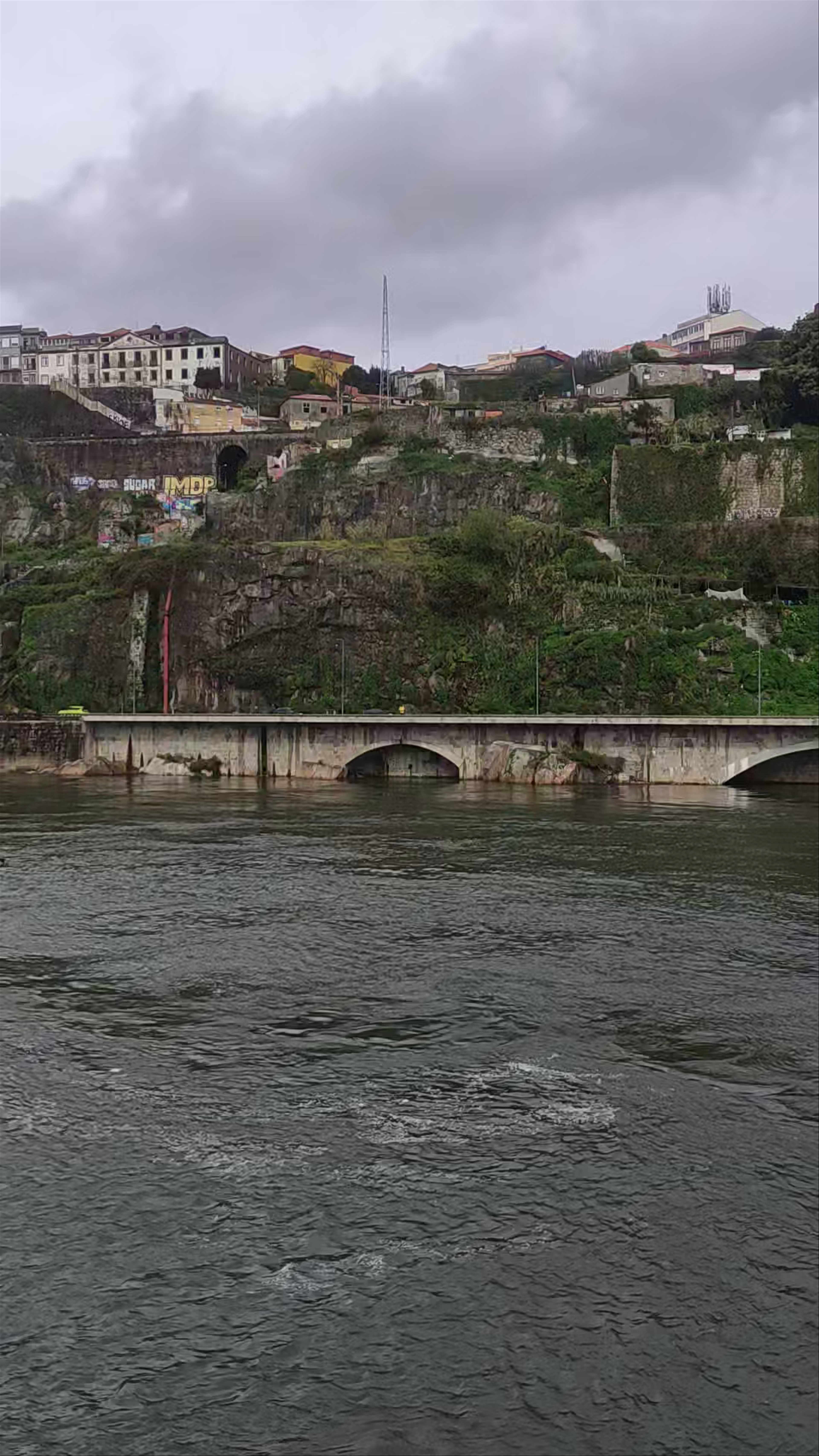 Ribera de Oporto: Moody Riverside Views in Porto, Portugal