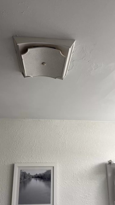 Hampton Inn Kinston - Loud fan. Lousy paint. - Hotels Near Me - Kinston, North Carolina