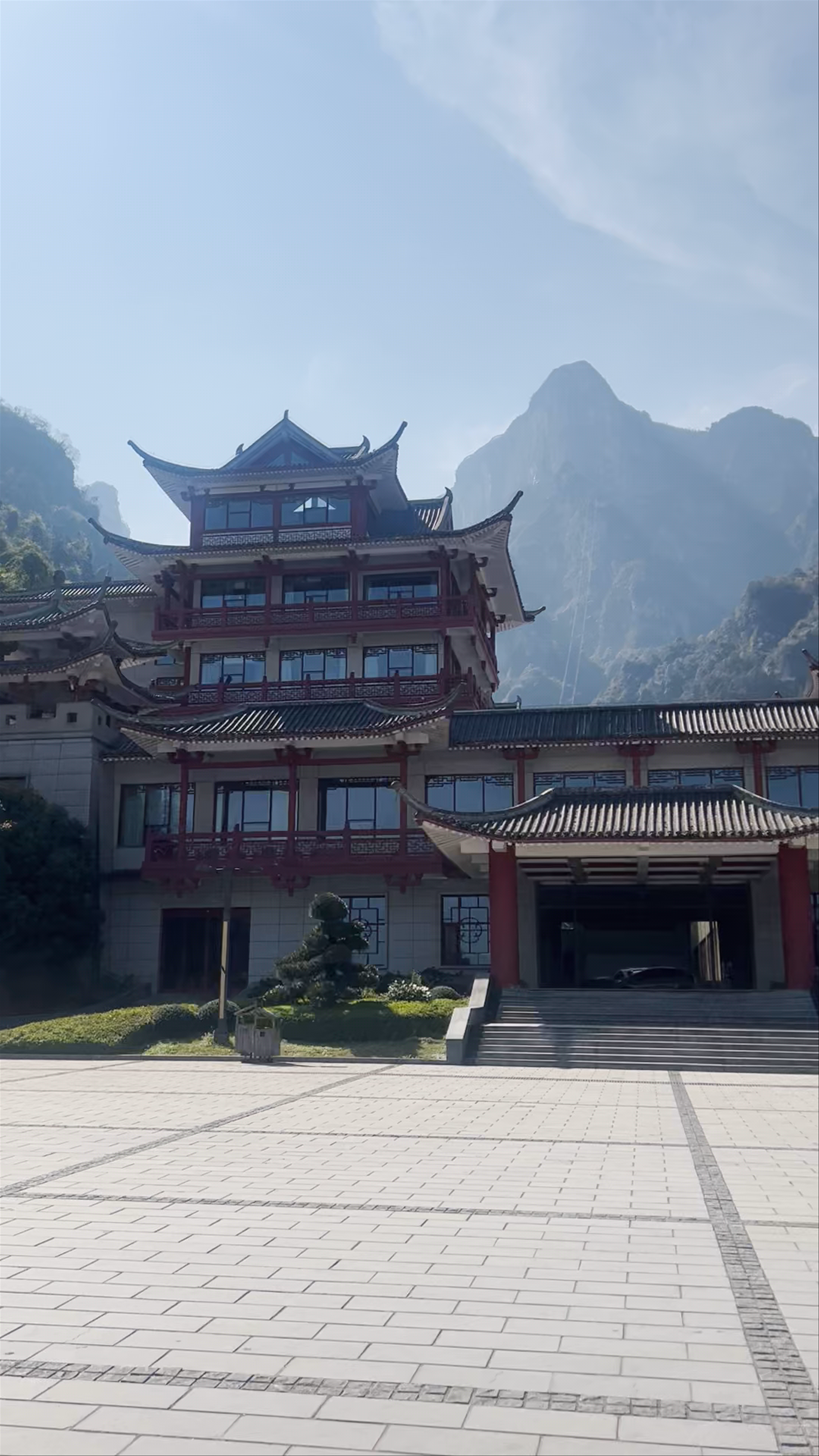 Tianmenshan Temple: Spiritual Majesty Amidst Zhangjiajie Peaks