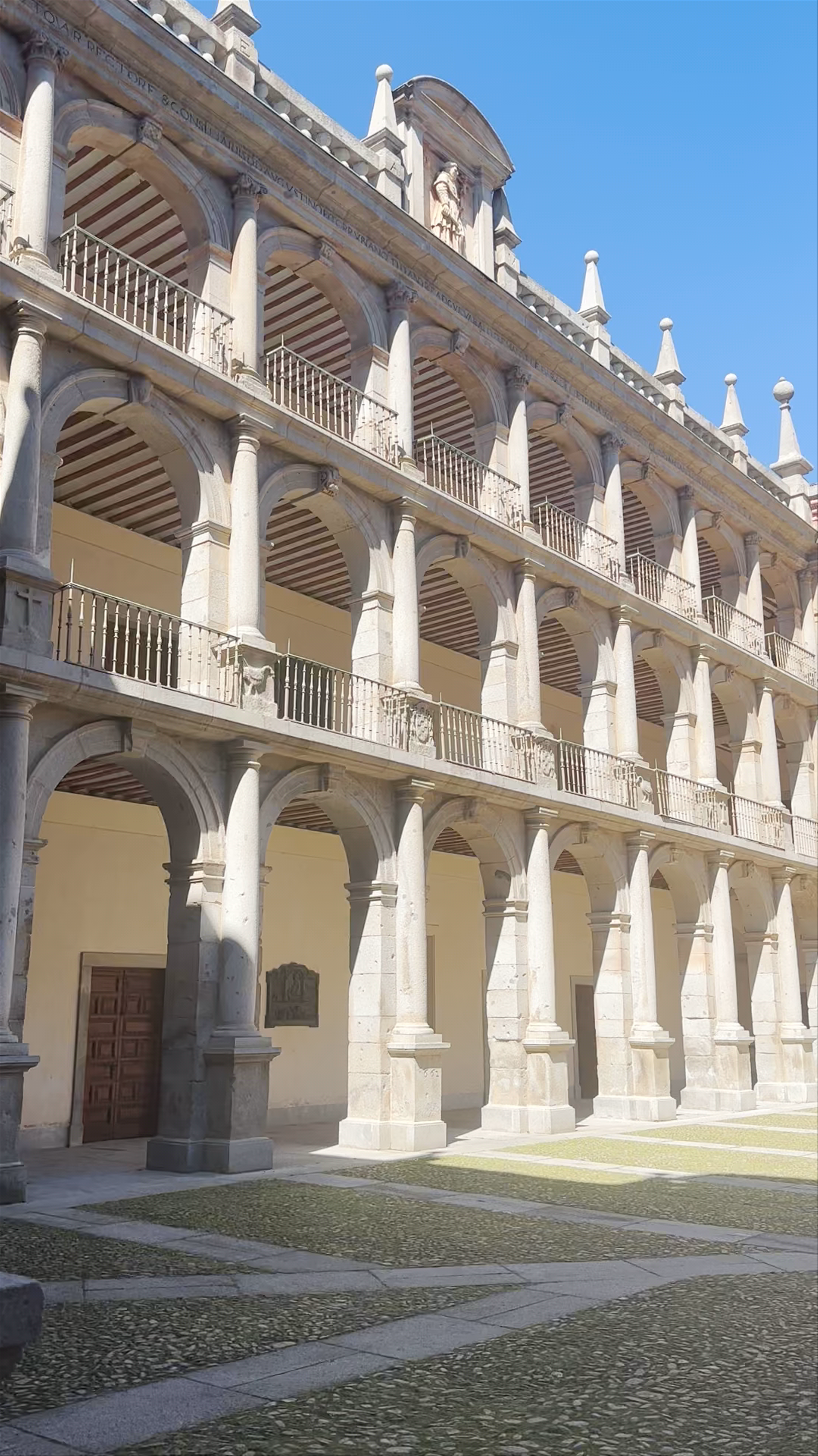 Historic Beauty of Universidad de Alcalá Courtyard in Alcalá de Henares