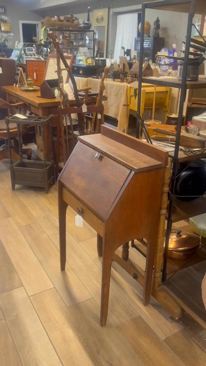 St Clair Antique Emporium - Antiques Near Me - Gladewater, Texas
