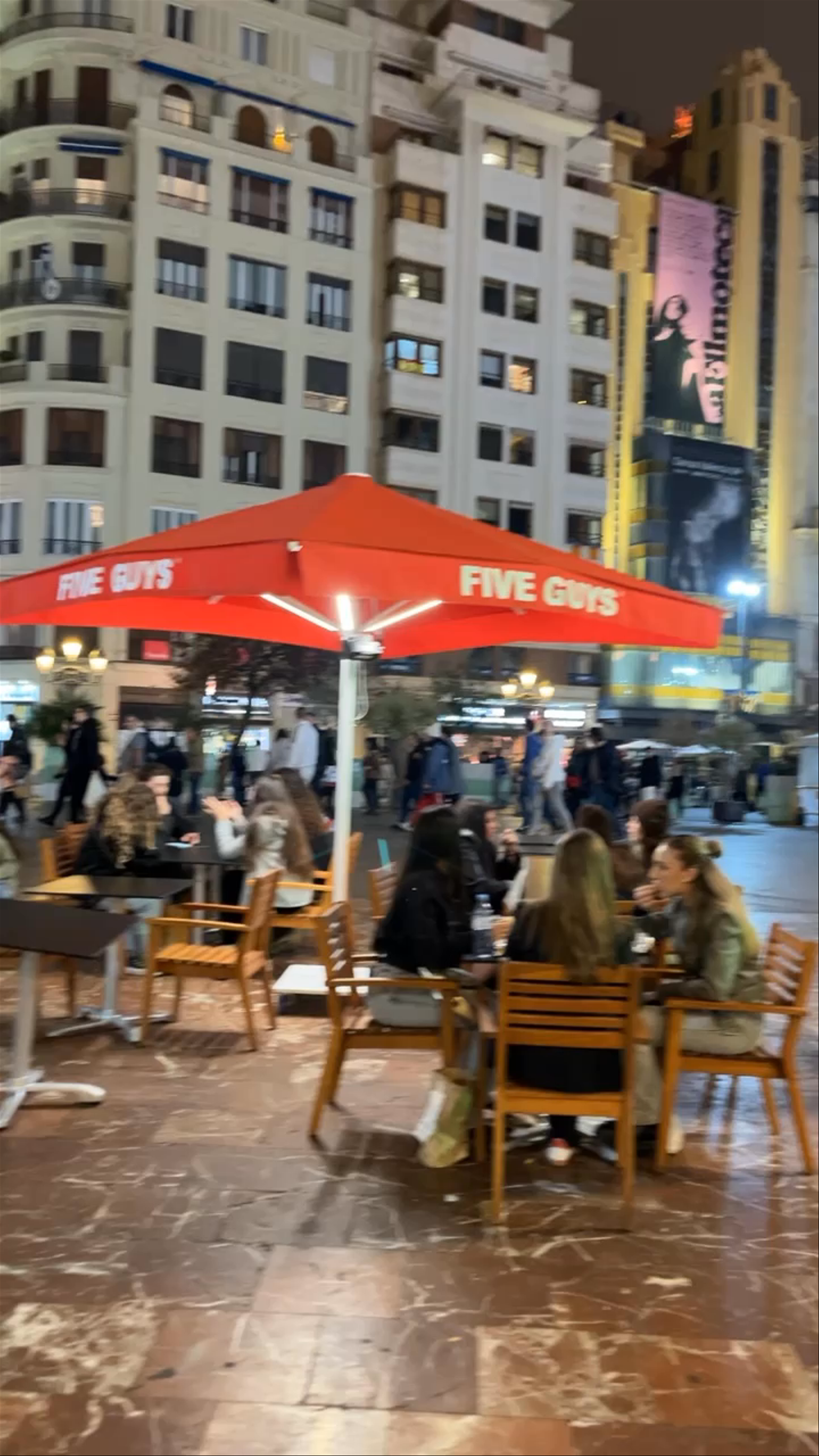 Five Guys Valencia Ayto: Nighttime Vibes in Plaça de l'Ajuntament