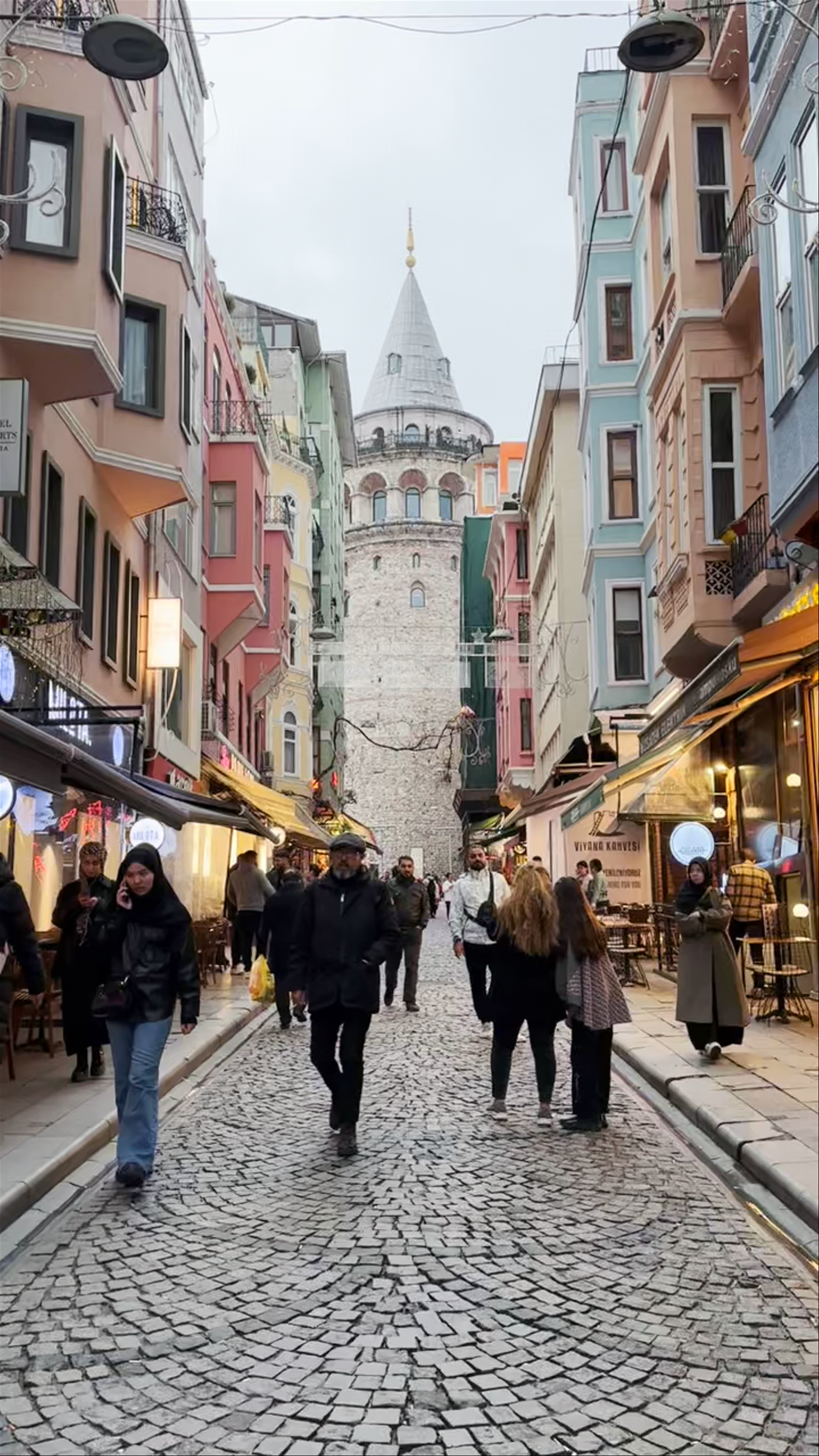 Galata Tower Promenade: A Vibrant Stroll in Istanbul's Historic Bereketzade