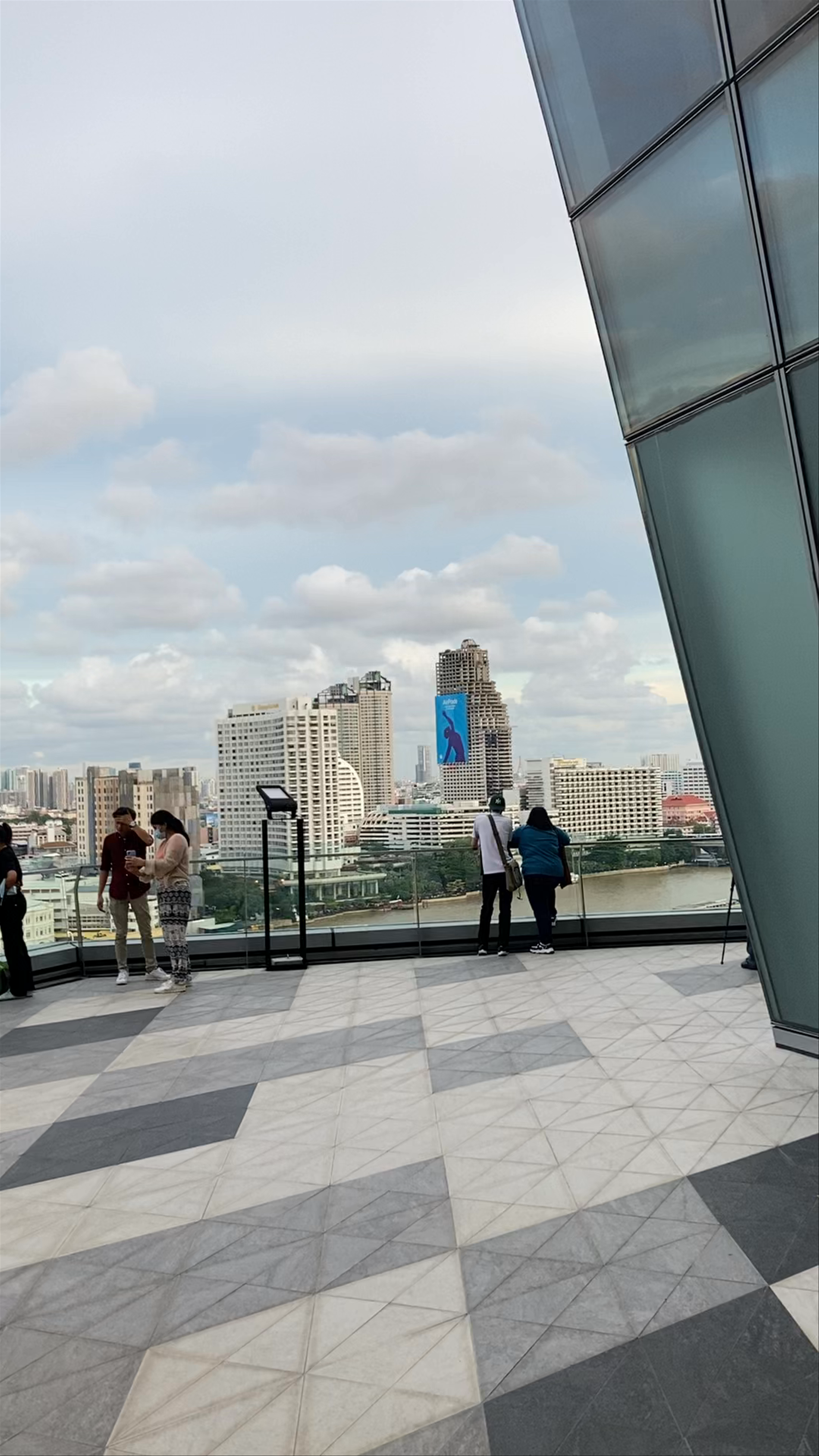 ICONSIAM Rooftop Views: Modern Bangkok Skyline Experience