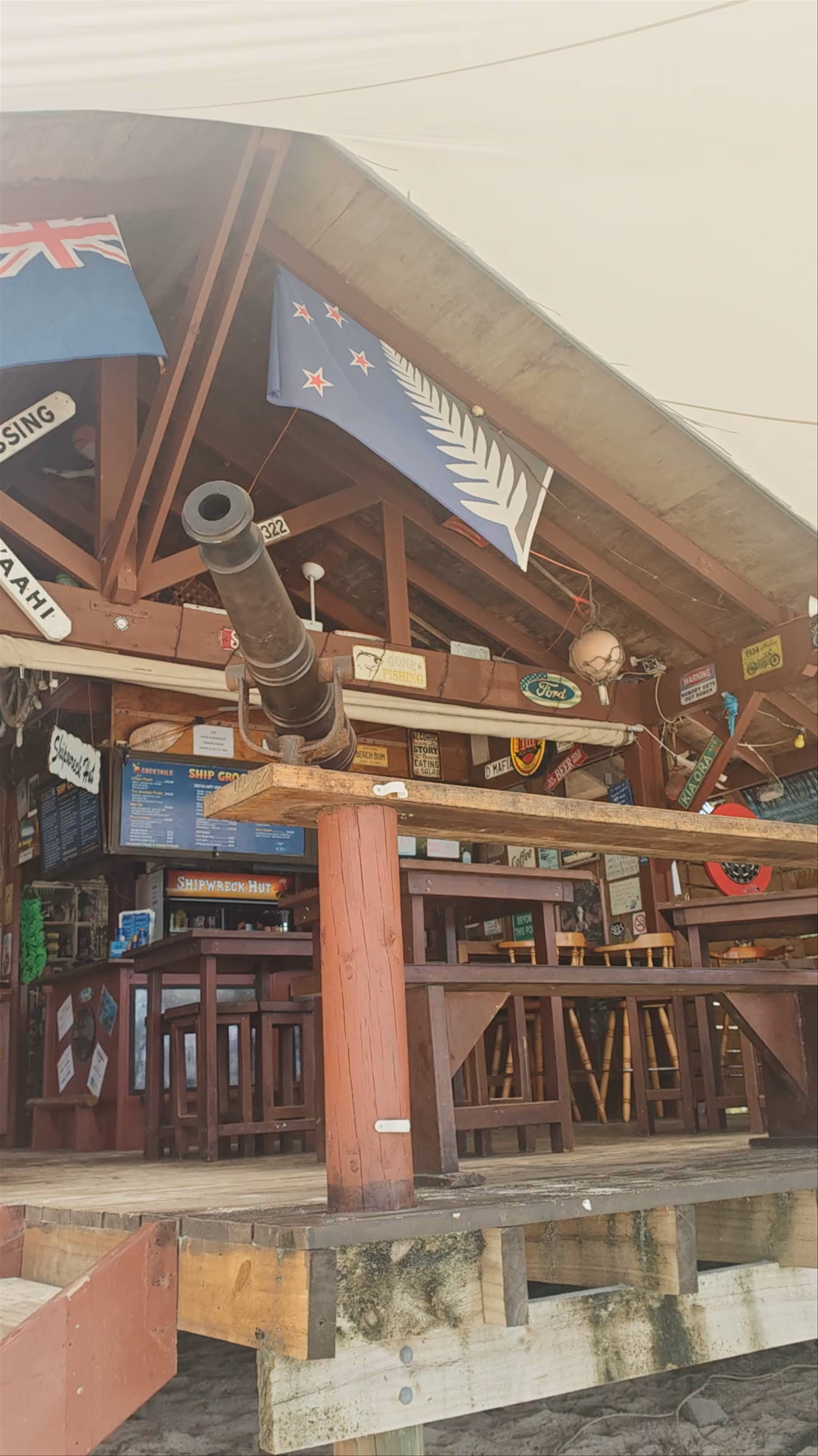 Shipwreck Hut Bar & Restaurant & Accomodation