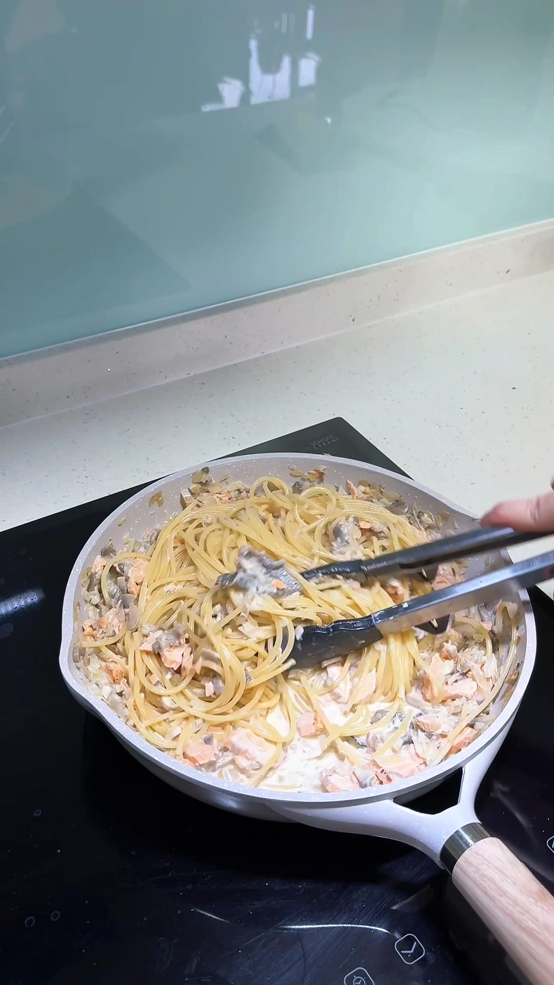 A-recipe-i-wish-i’d-known-earlier:-Creamy-Salmon-&-Mushroom-Spaghetti-