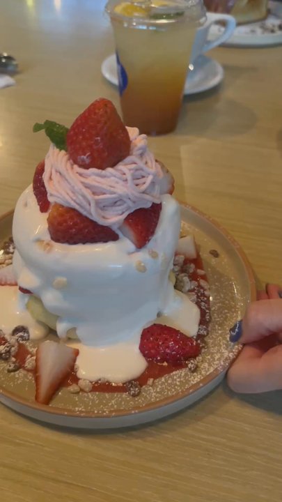 Coche Valley Dessert Cafe - Soufflé strawberry cloud pancakes! - Desserts Near Me - Seattle, Washington