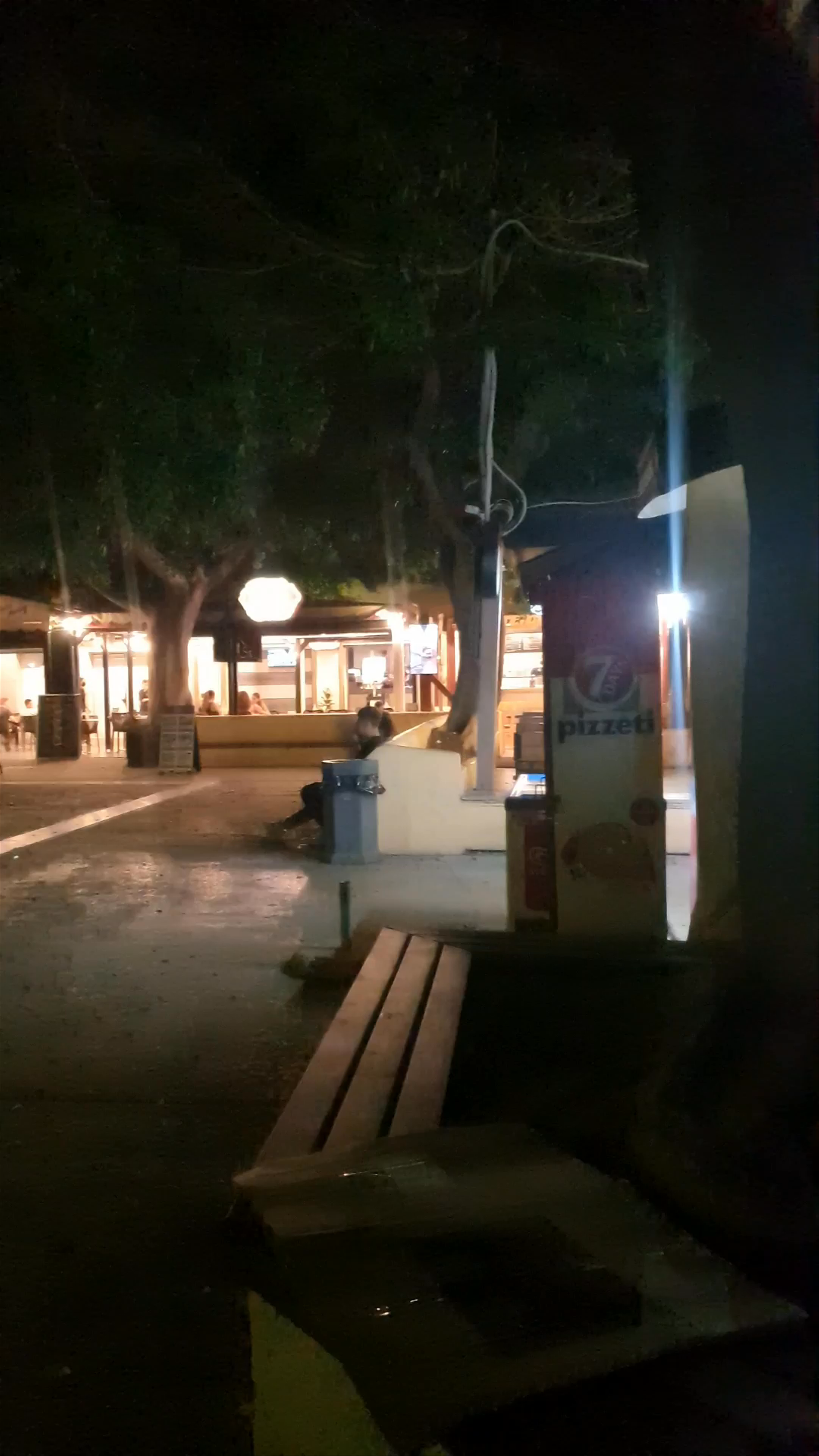 Πλατεία Δασκαλογιάννη: Nighttime Stroll in Heraklion's Lively Square