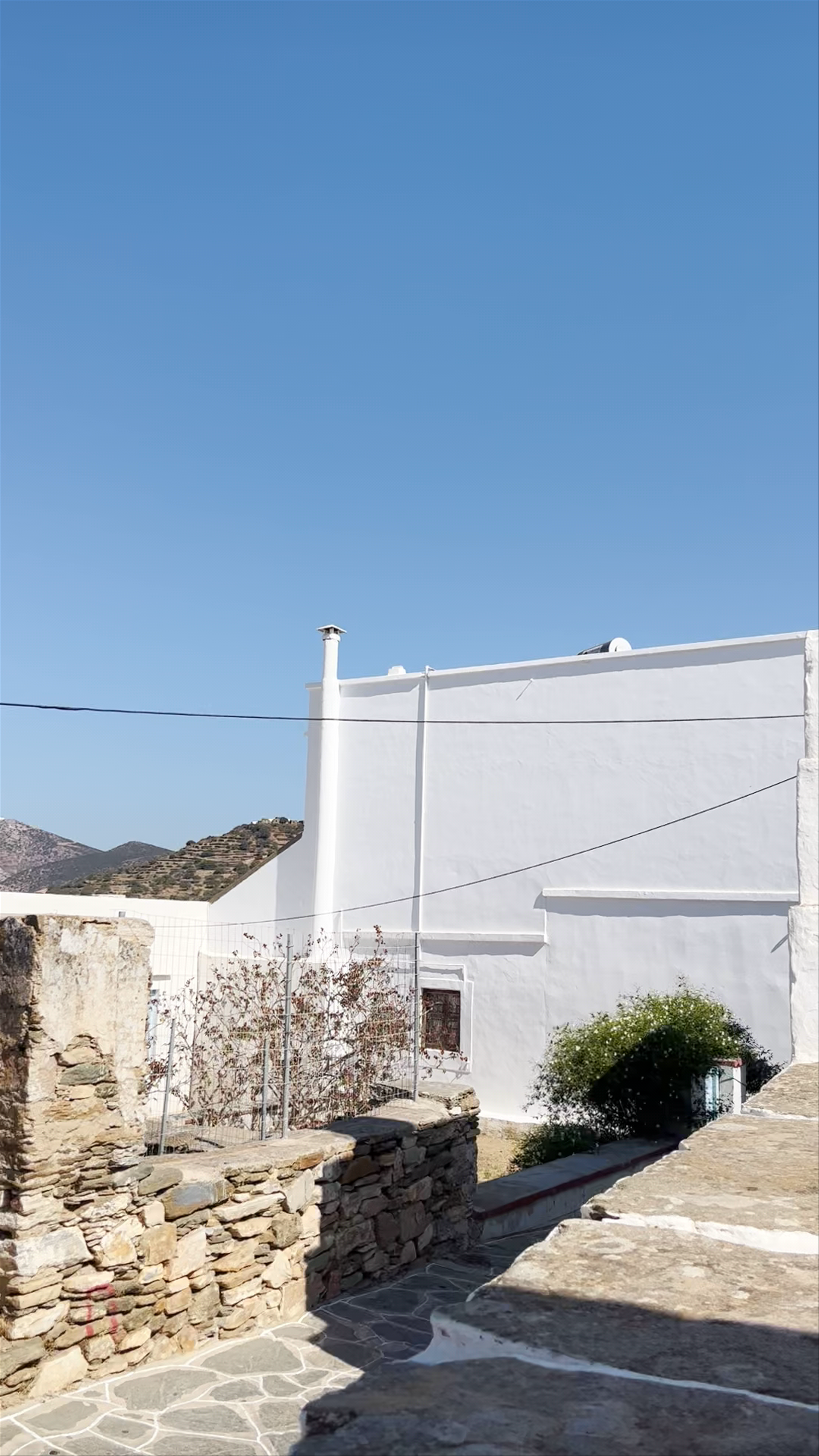 Ιερός Ναός Αγίου Σπυρίδωνος: Timeless Serenity in Apollonia, Milos, Greece