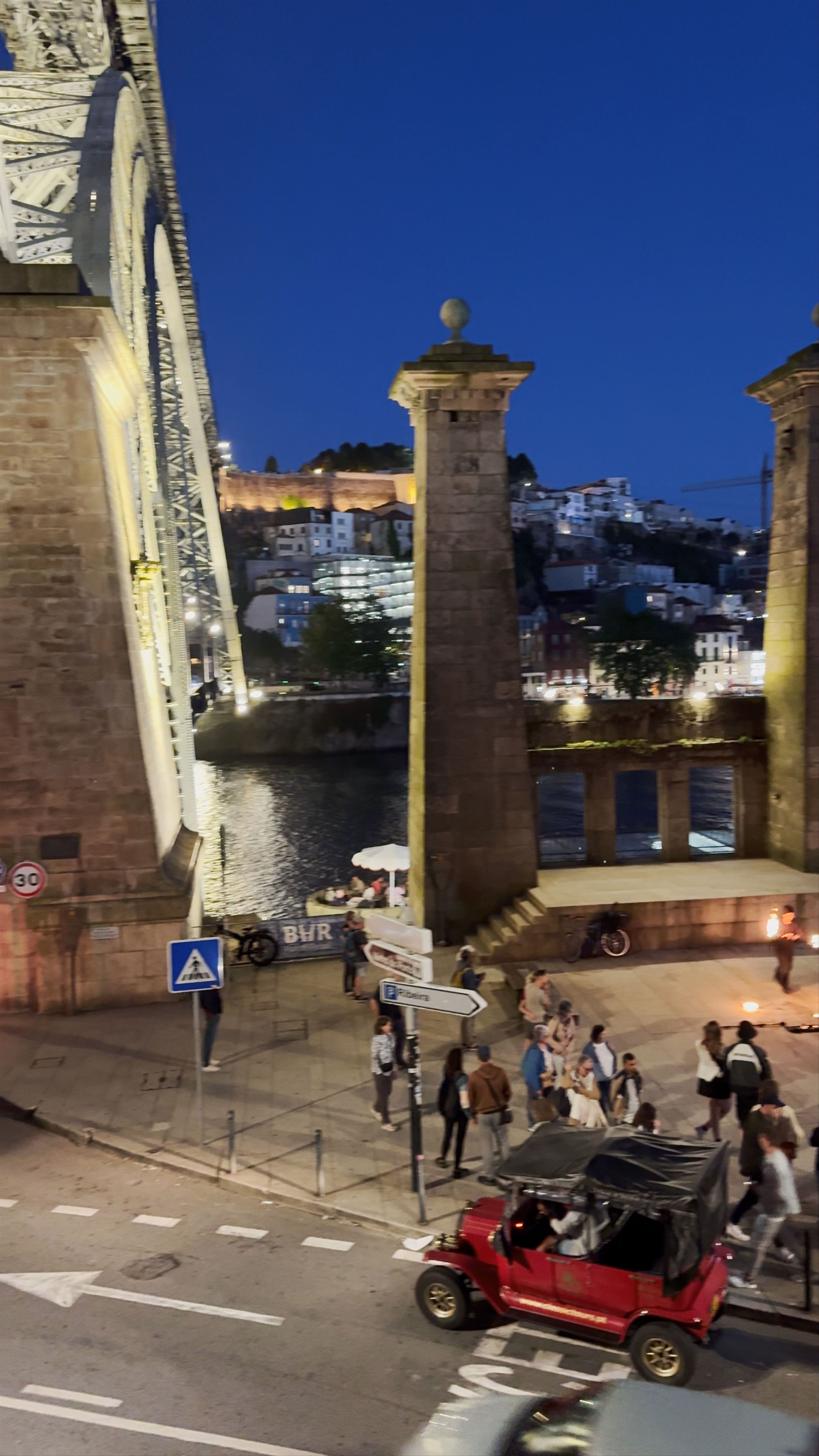 Ponte Luís I at Night: Porto's Iconic Riverside Experience