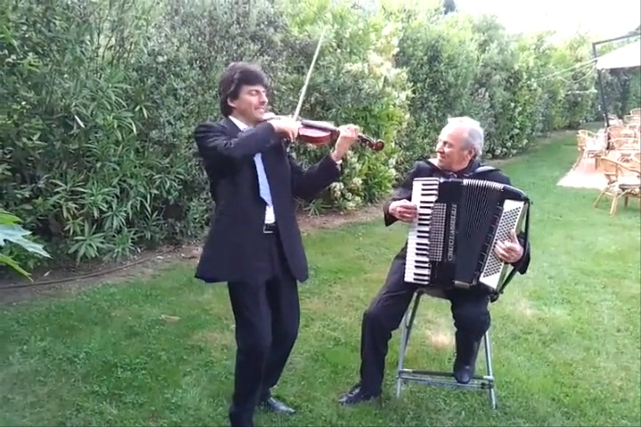 The Tuscany Folk Band - Mambo Italiano - video