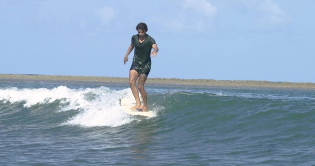 Un surfista está surfeando en el mar
