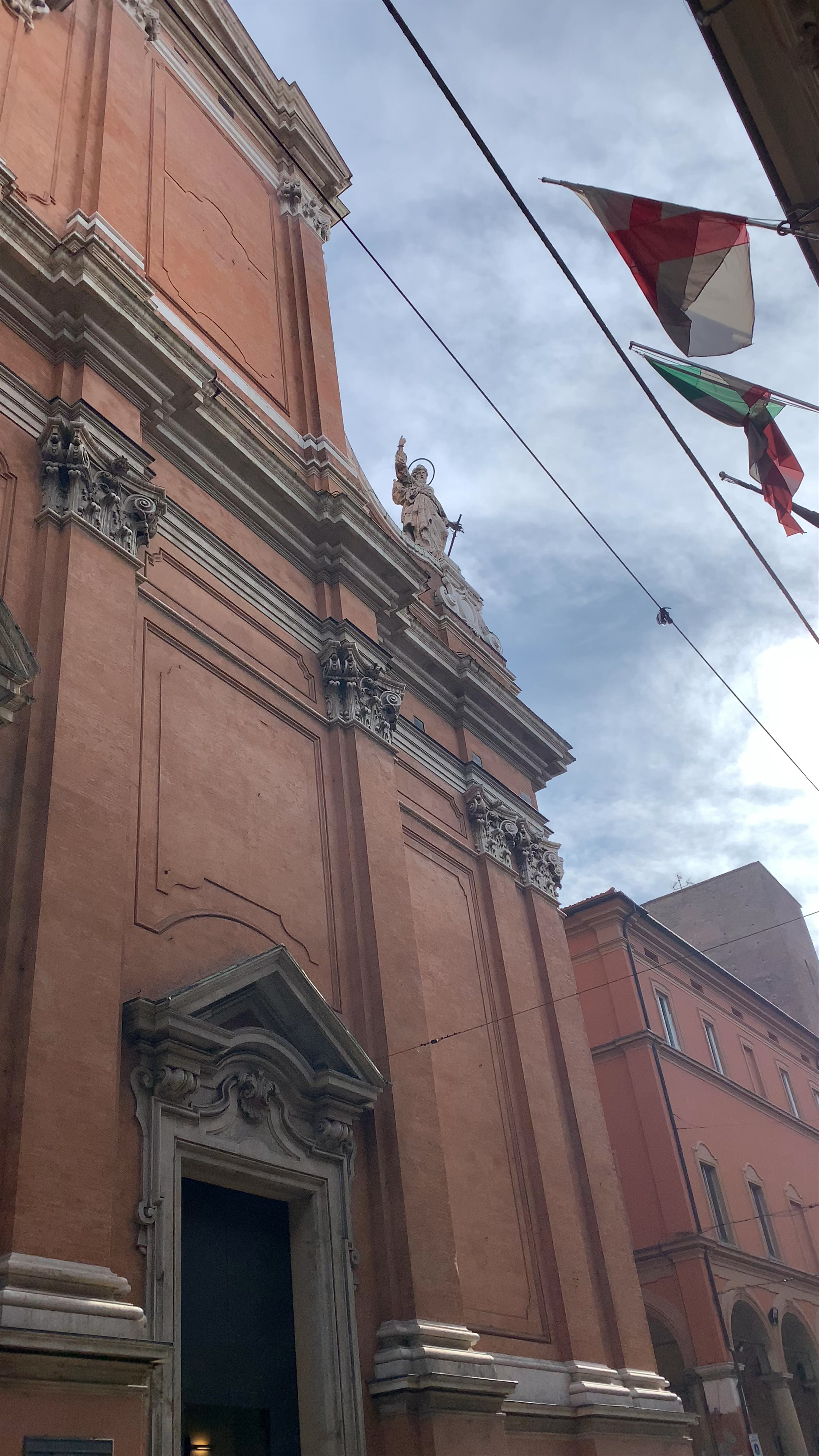 Cattedrale Metropolitana di San Pietro: Historical Elegance in Bologna