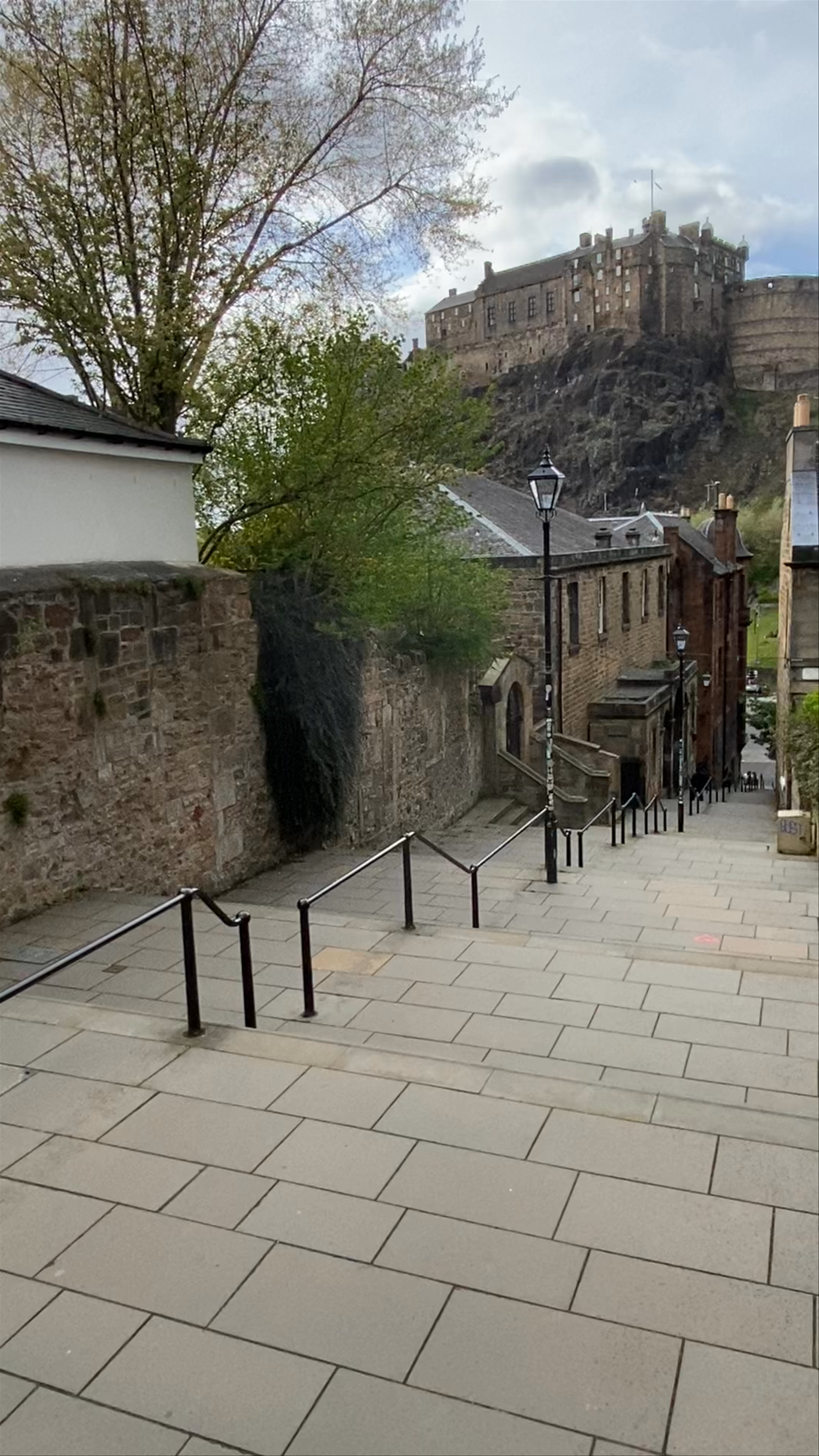 The Vennel Viewpoint: Iconic Edinburgh Castle Panorama