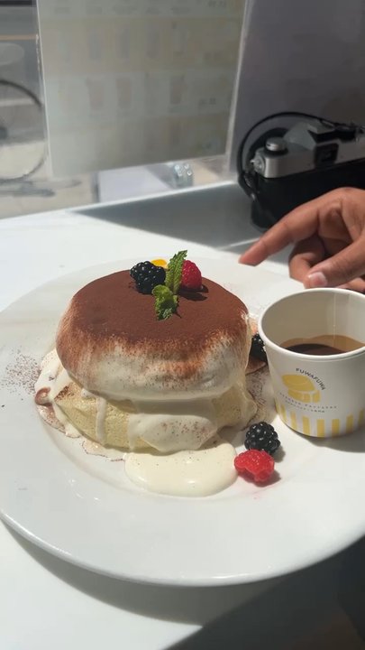Fluffy Fluffy Dessert Cafe - Tiramisu Pancakes - Desserts Near Me - Toronto, Ontario