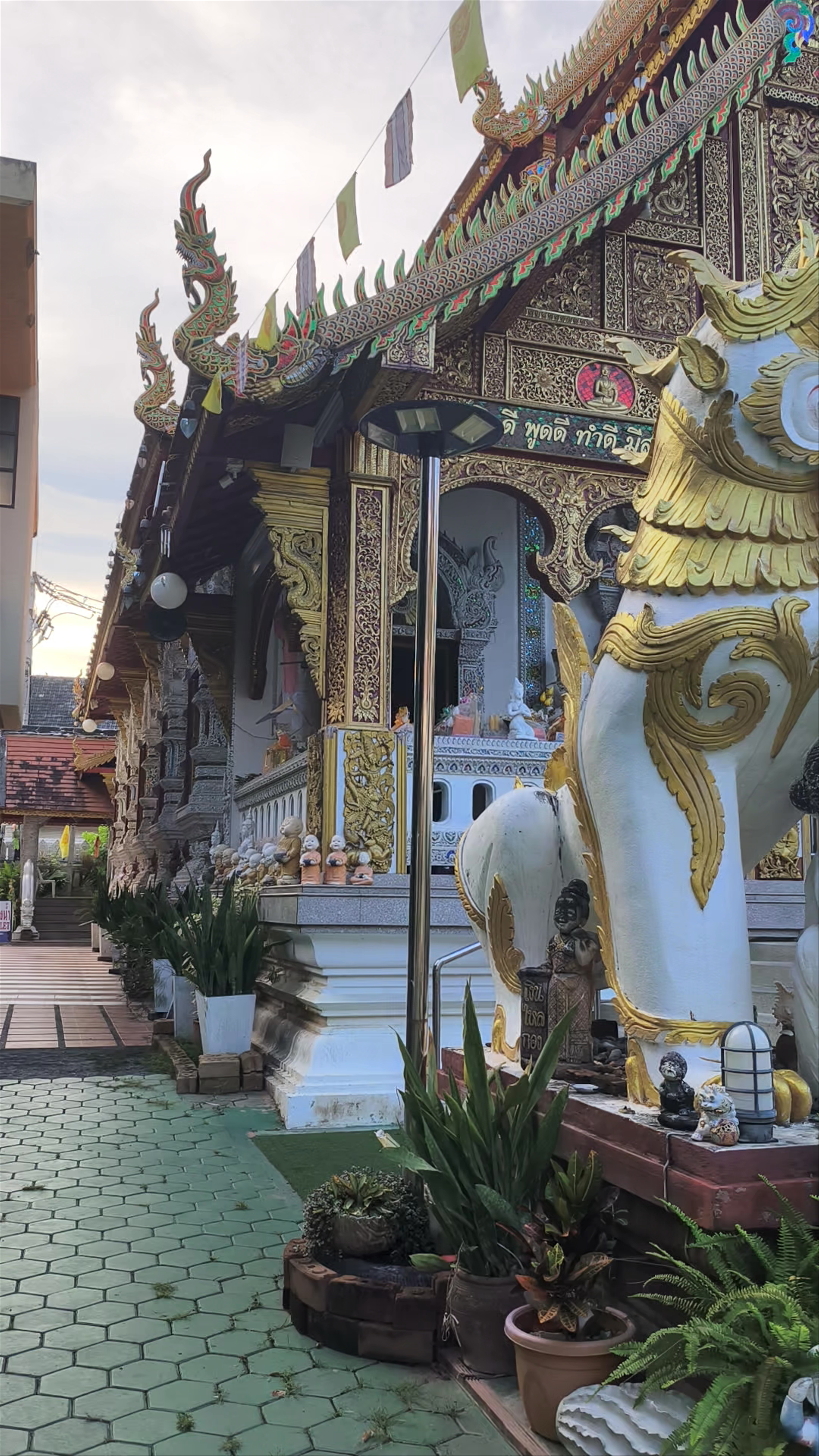 Wat Loi Kroh: The Golden Splendor of Northern Thailand's Sacred Temple