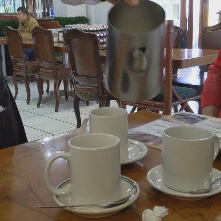 Cafe París - Cafe Lechero. They serve it all awesome like and what not. Don't order the regular coffee. Order the "Cafe Lechero". - Cafeteria Near Me - Reynosa, TAM