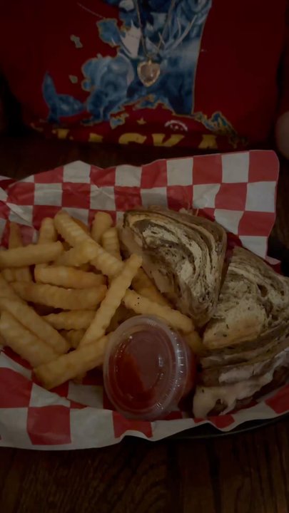 The Black Rose - Rachel and Dublin dip sandwiches - American Near Me - Boston, Massachusetts