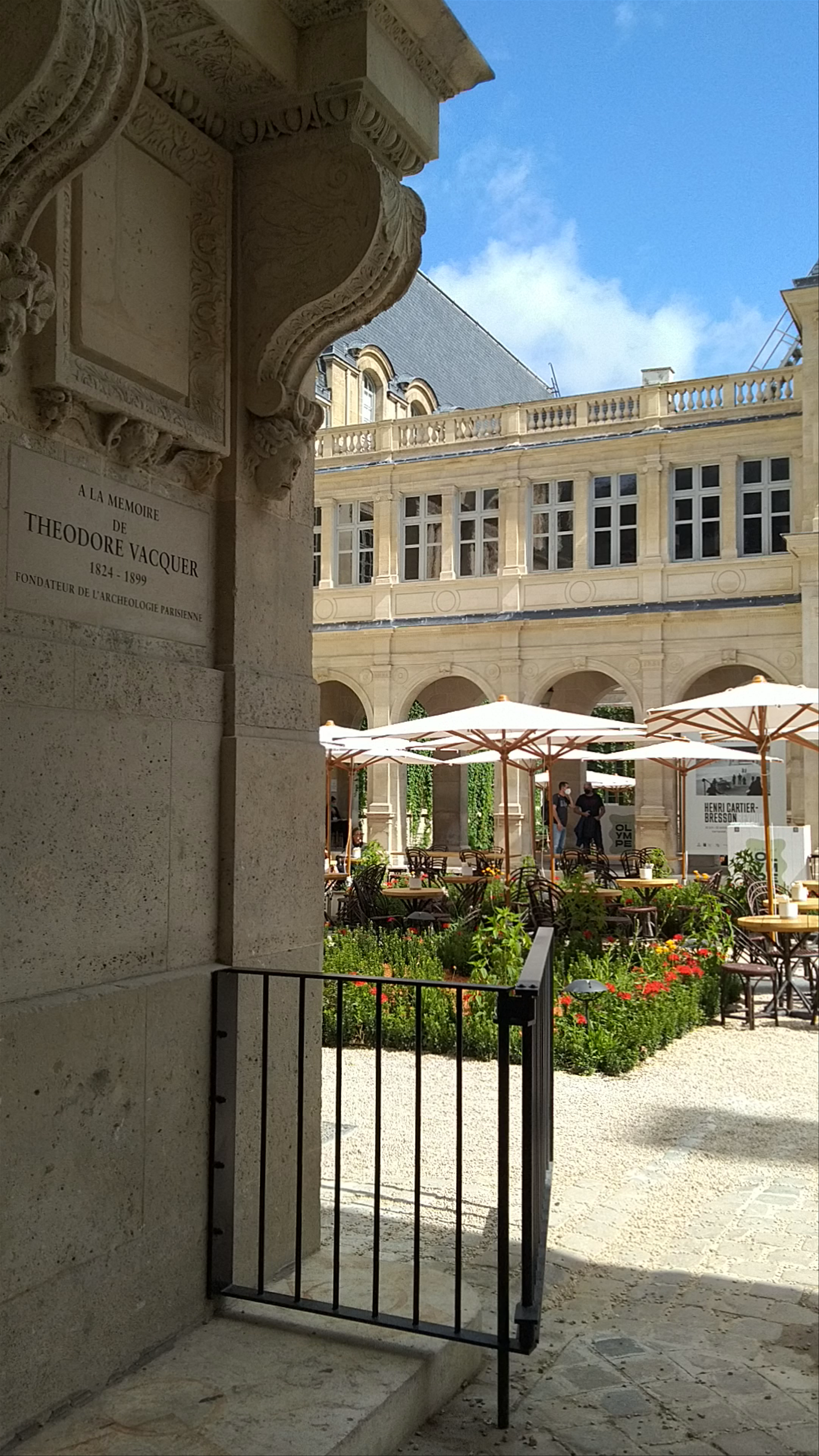 Les Jardins d'Olympe: Serene Courtyard Escape in Historic Paris