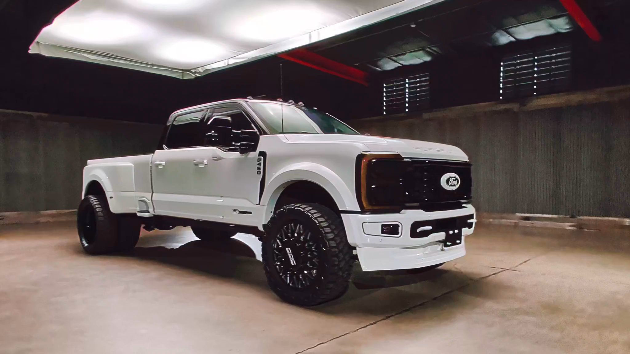 Lifted Trucks - #T33644 - 2026 Ford F-450 Super Duty Platinum Plus Crew Cab