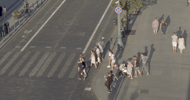 People crossing the street on Gedinimo Avenue 