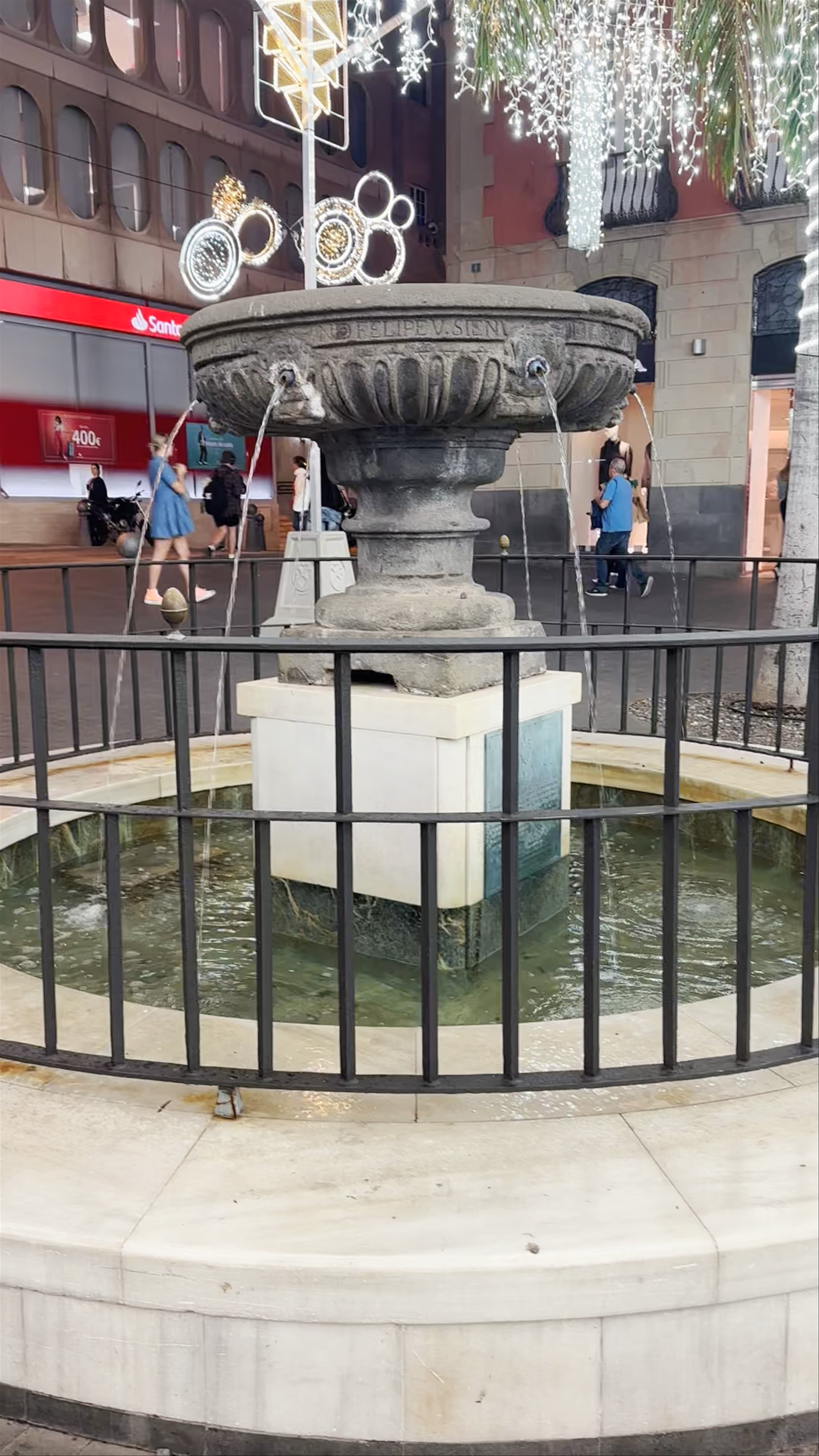 Plaza de la Candelaria: Festive Lights & Historic Fountain in Santa Cruz de Tenerife