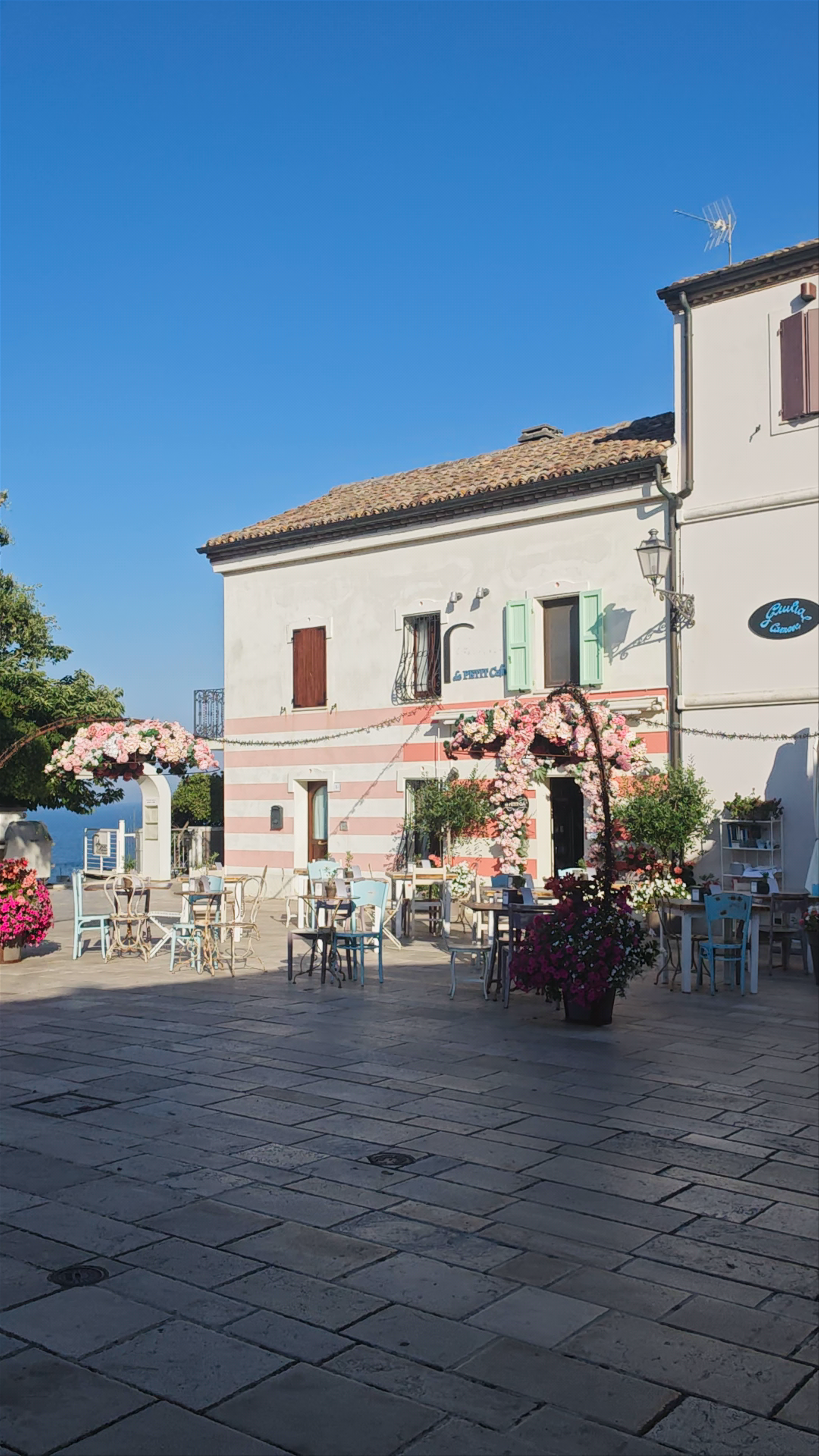 Le Petit Cafe: Charming Coastal Cafe in Numana, Italy