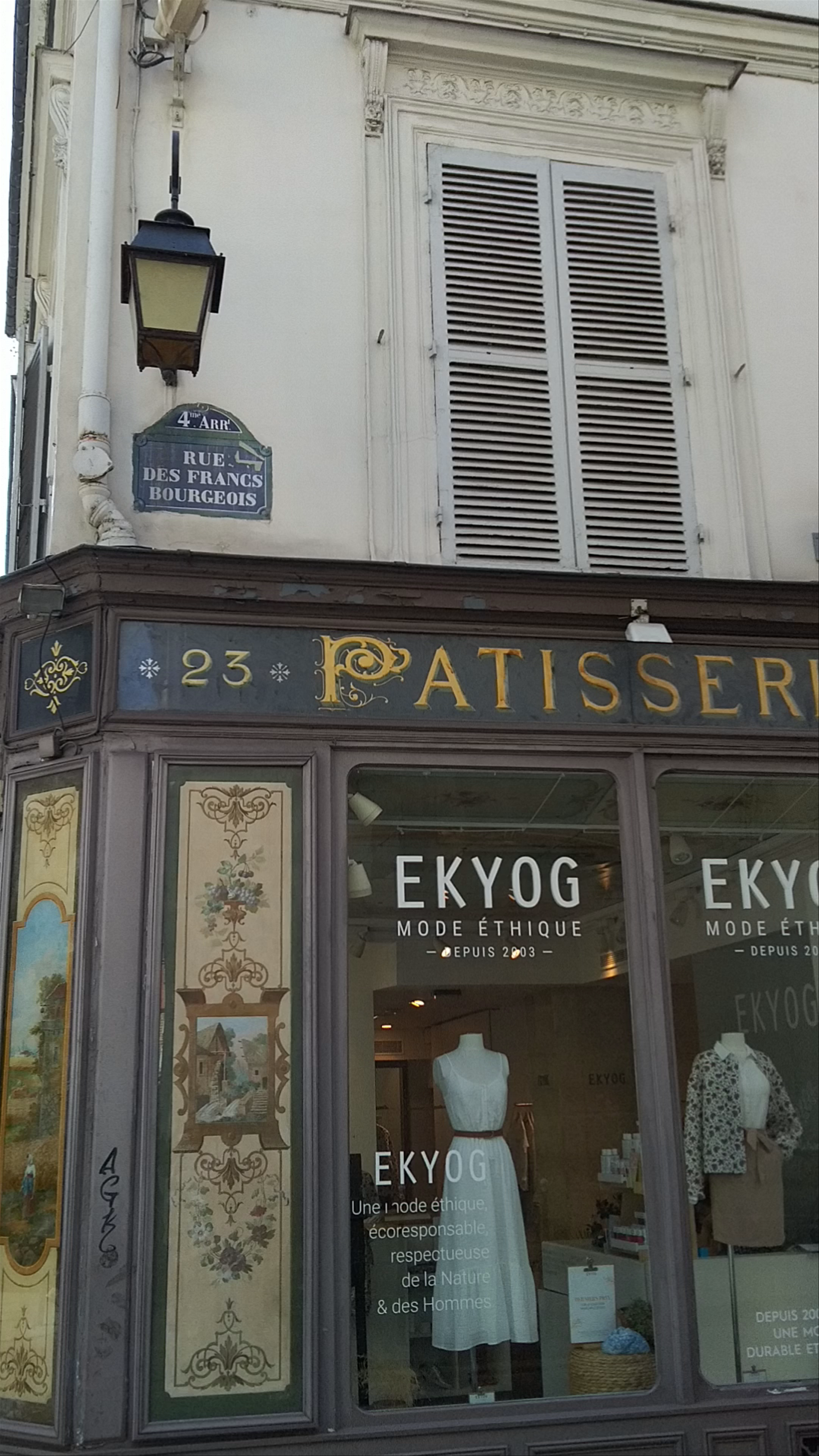 Le Marais Stroll: Historic Streets and Chic Parisian Lifestyle