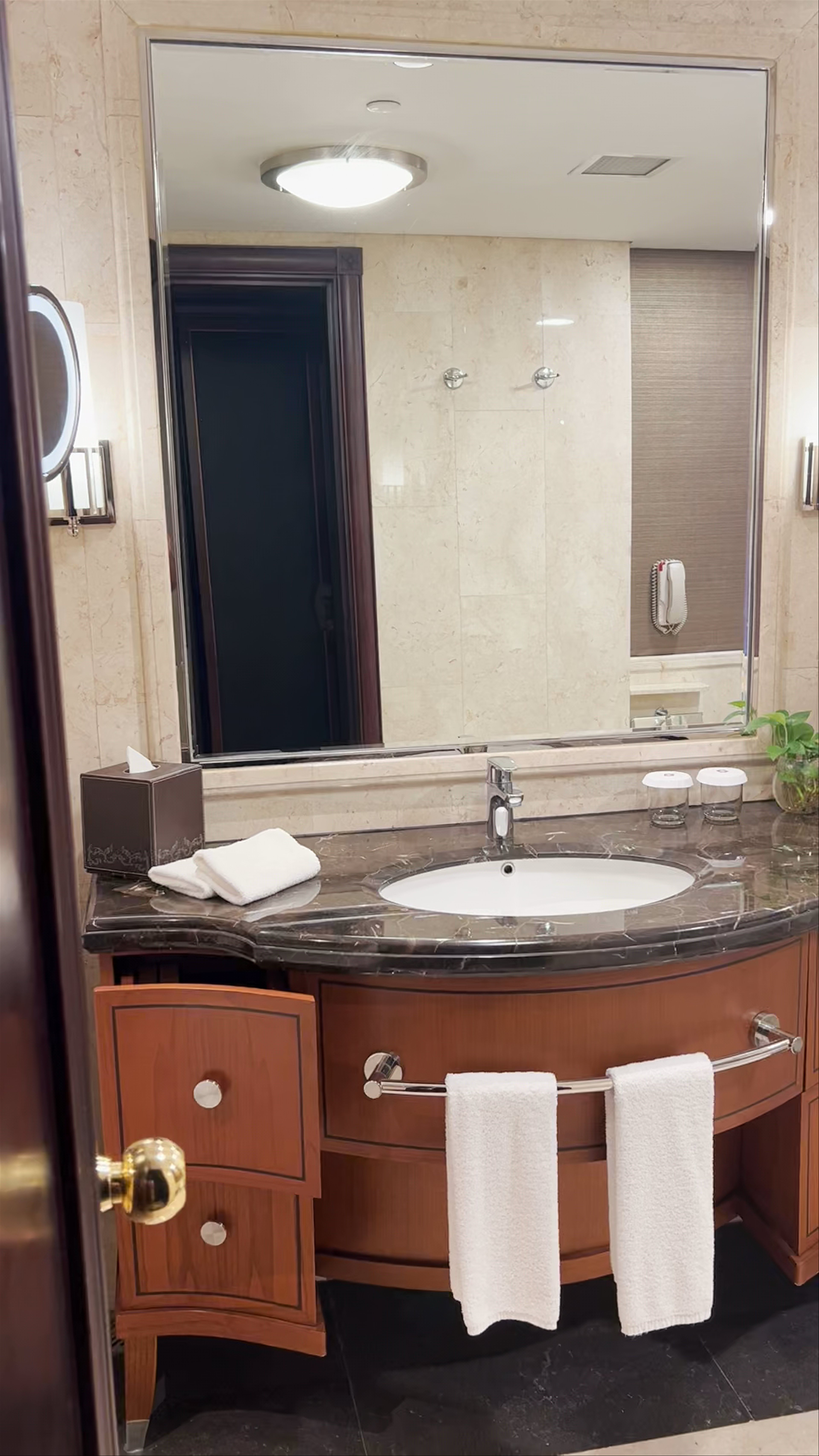 Shangri-La Jakarta: Elegant Hotel Suite Experience
