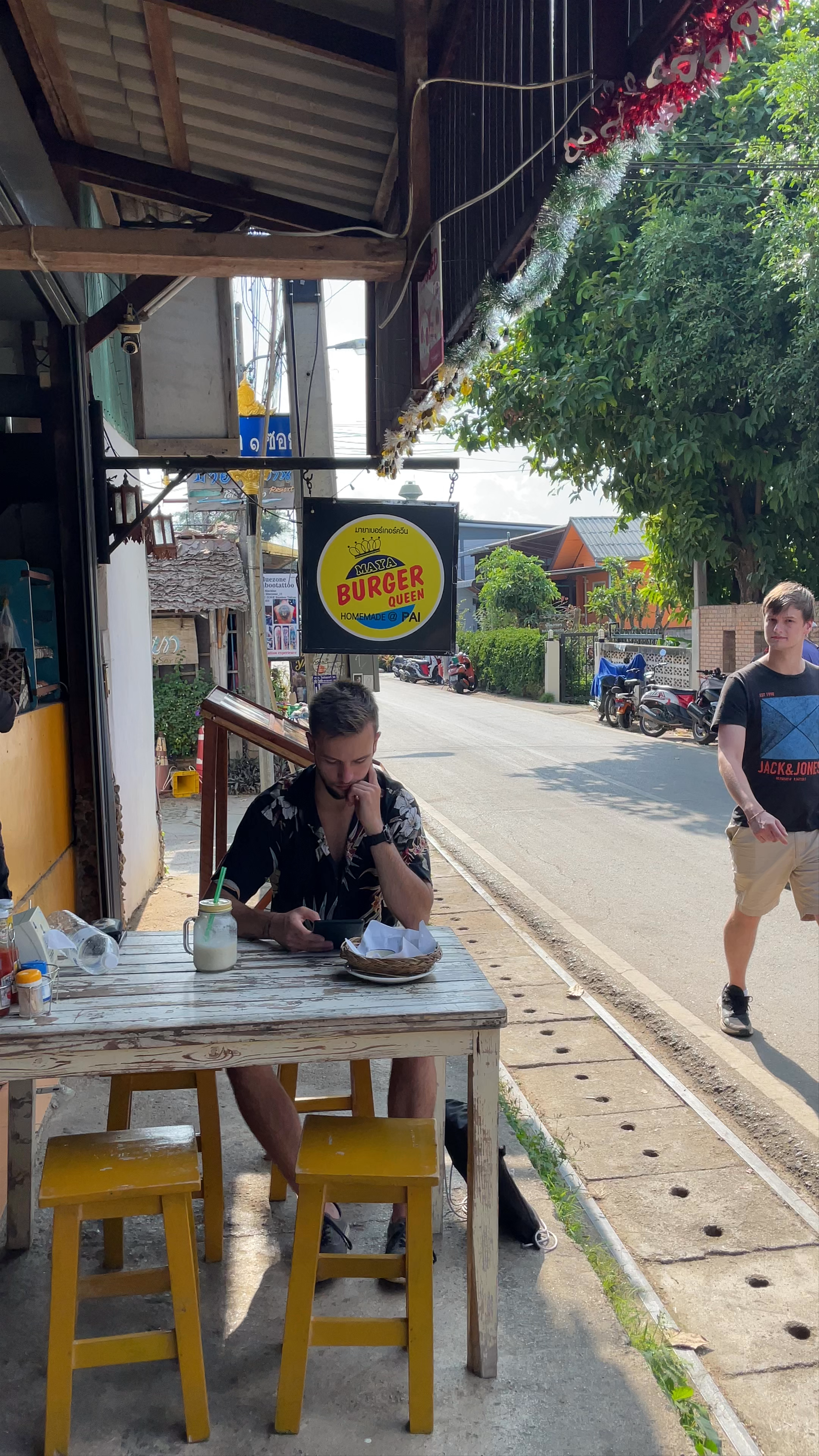 Maya Burger Queen: Laid-back Dining in Pai's Charming Streets