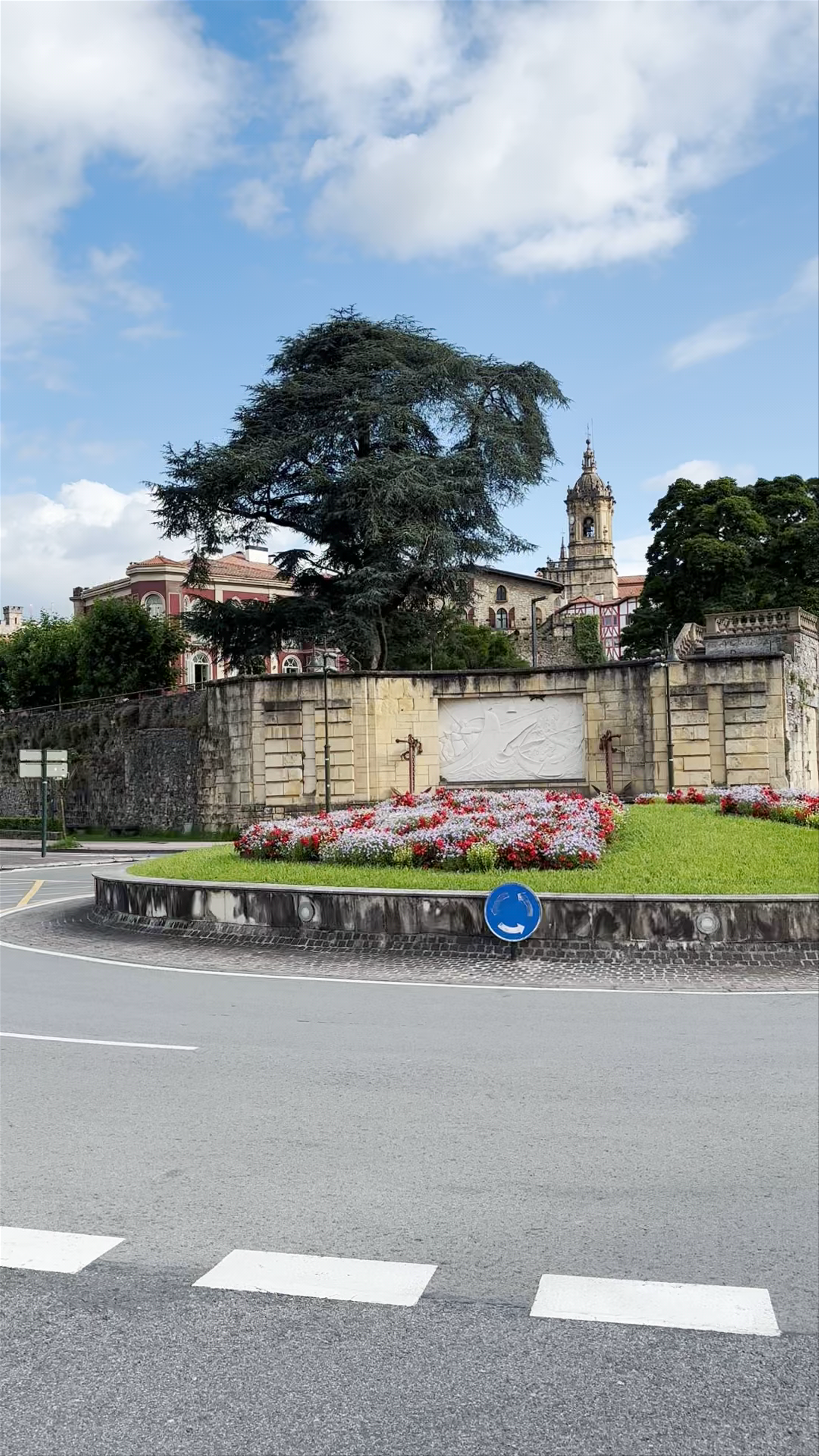 Done Joan Jaungoiko Plaza/Plaza San Juan de Dios