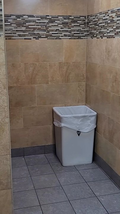 Flying J - clean bathroom keep up the good work.  of course a blind man should be able to make that basket - Gas Stations Near Me - Houston, Texas