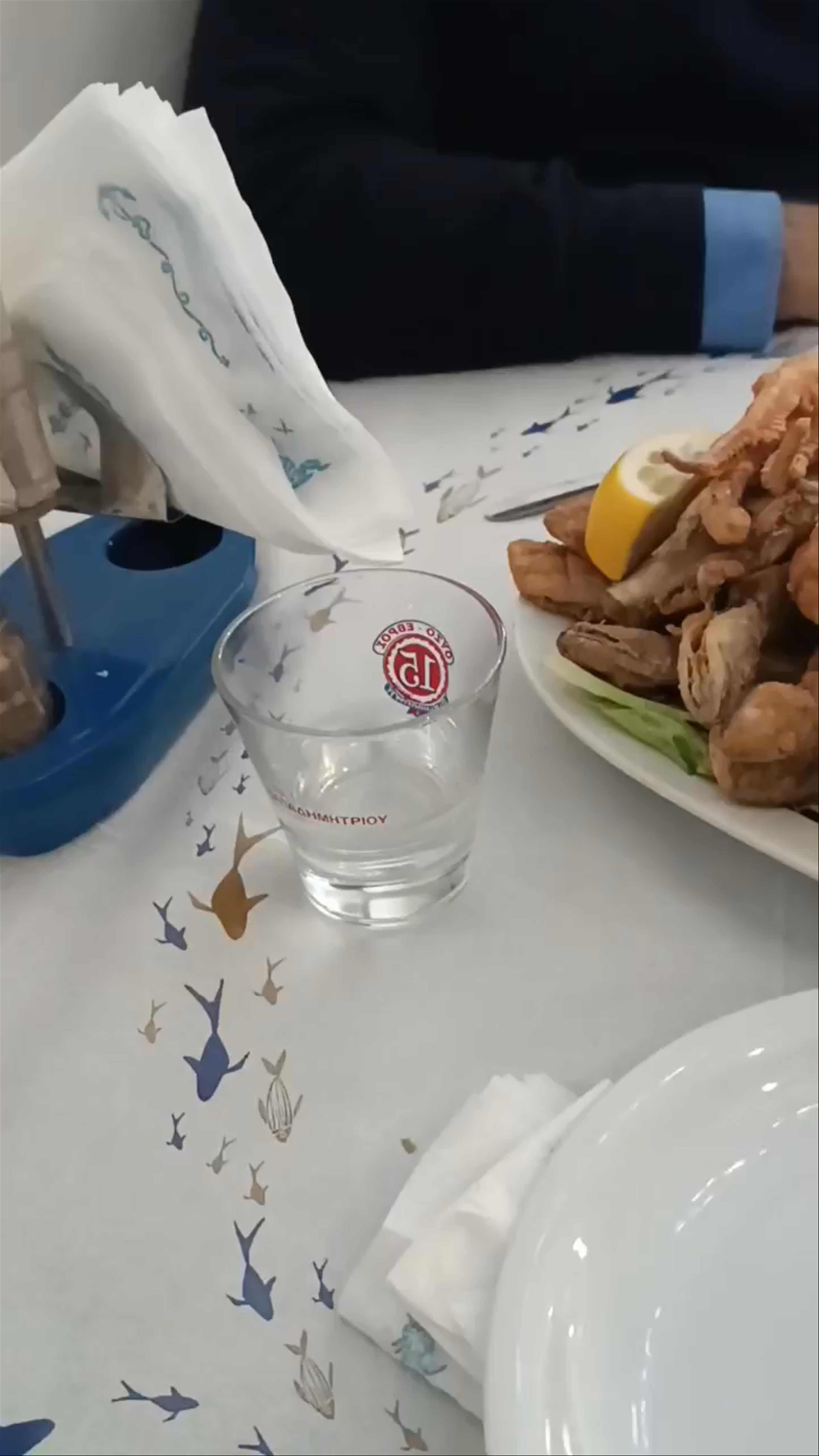 Ο Στράτος Ουζερί - Μεζεδοπωλείο Stratos Ouzo - Tavern Fresh Seafood