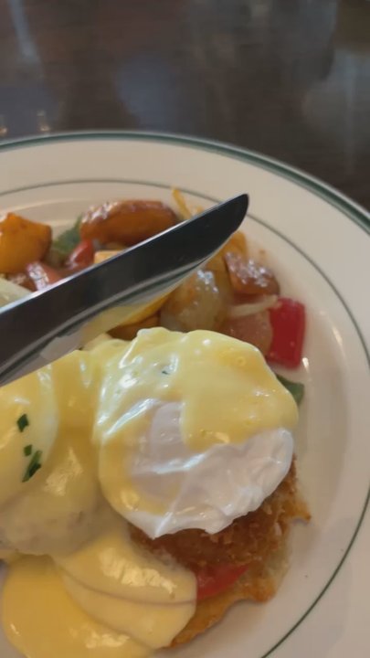 Livestock Tavern - Maryland Crab Cake Benedict - English muffin, poached egg, hollandaise, country fried potatoes $21 - Cocktail Bars Near Me - Honolulu, Hawaii