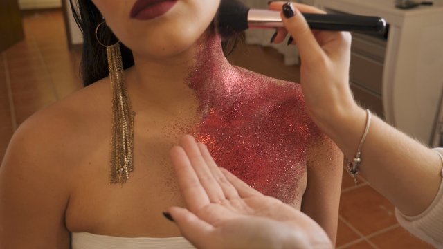 Applying glitter with a makeup brush