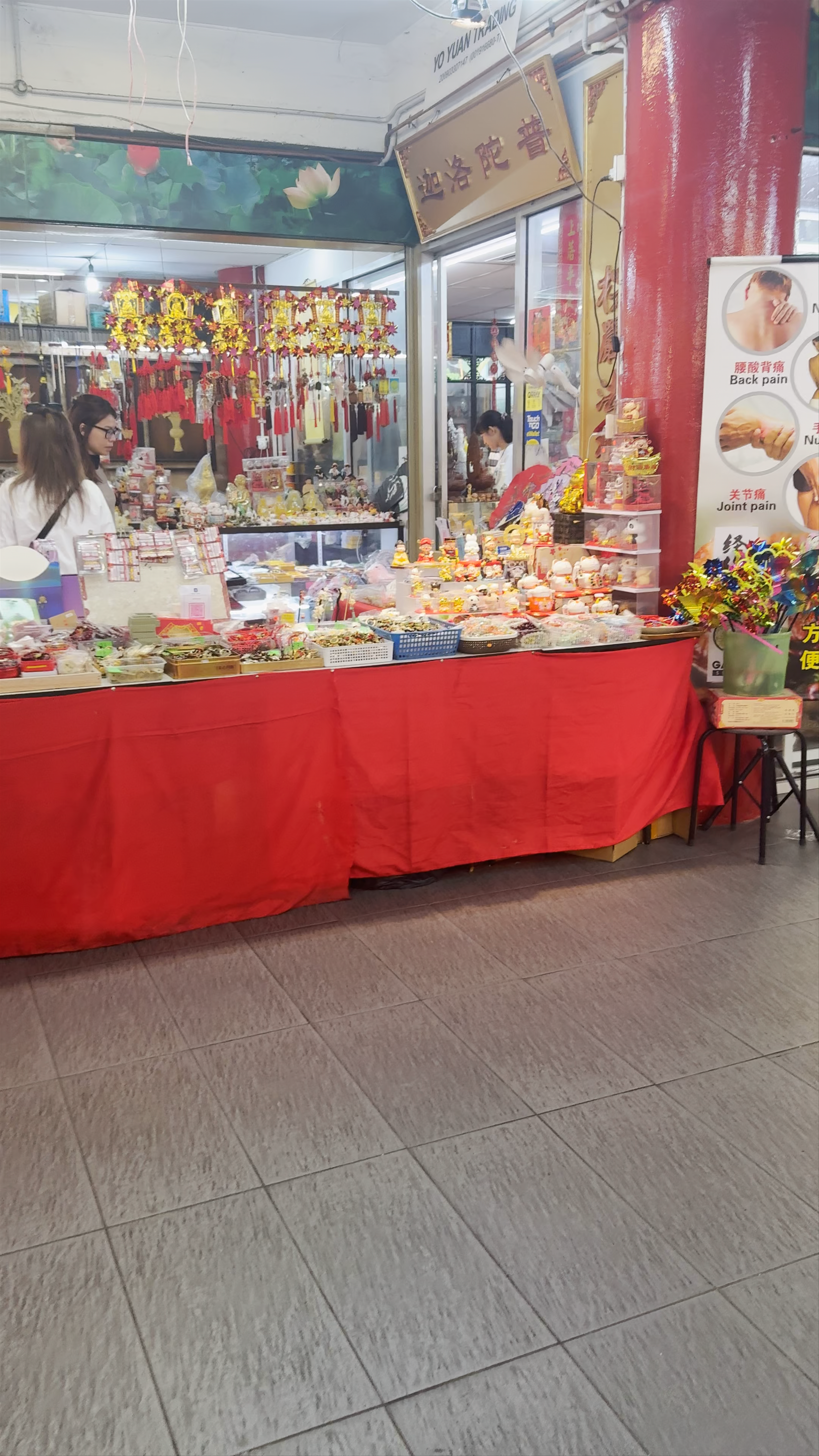 Thean Hou Temple Hawker Stalls: Vibrant Local Market in Kuala Lumpur