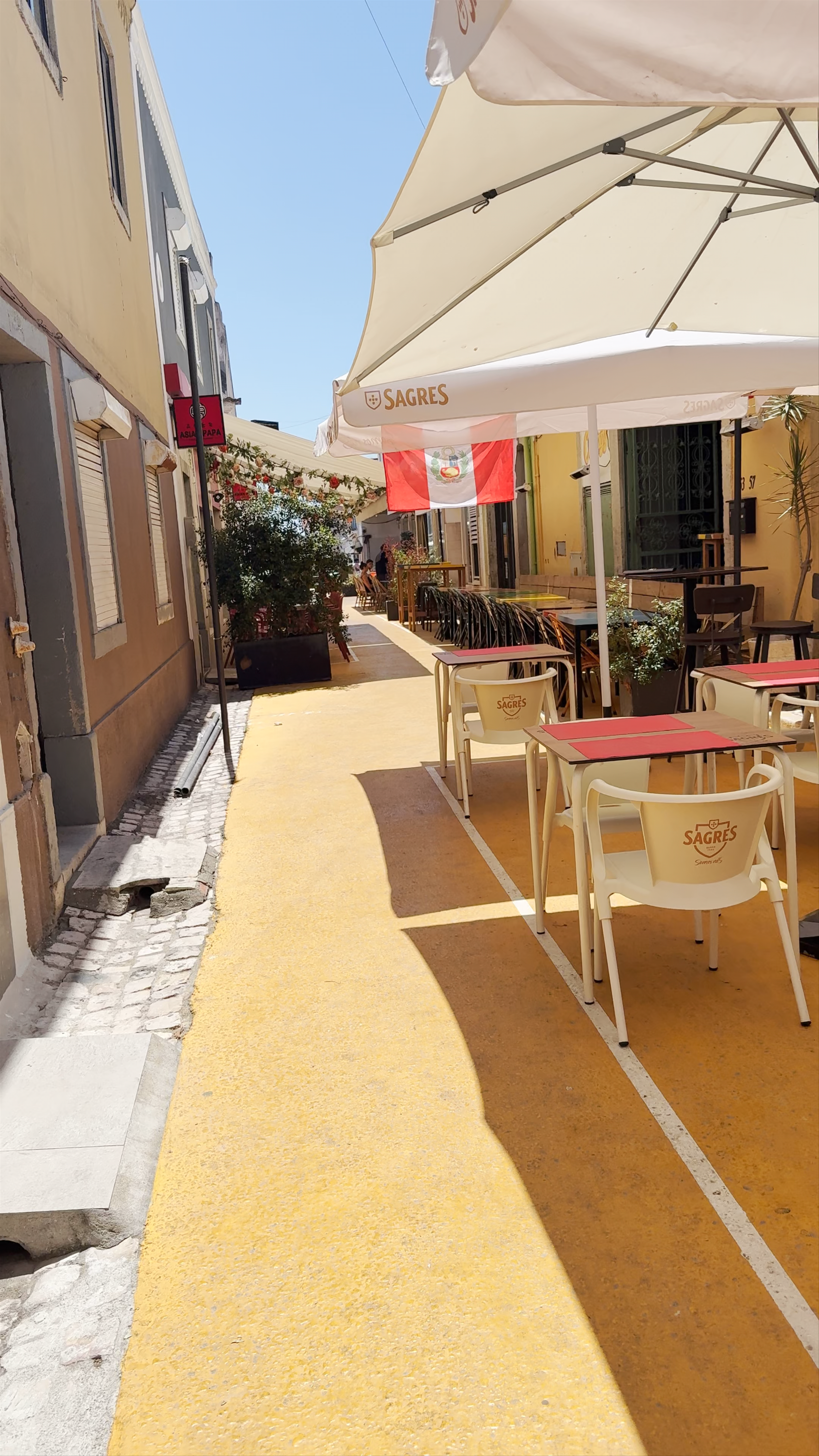 Sunny Afternoon in Cascais: Charming Outdoor Café Vibes on Rua Amarela