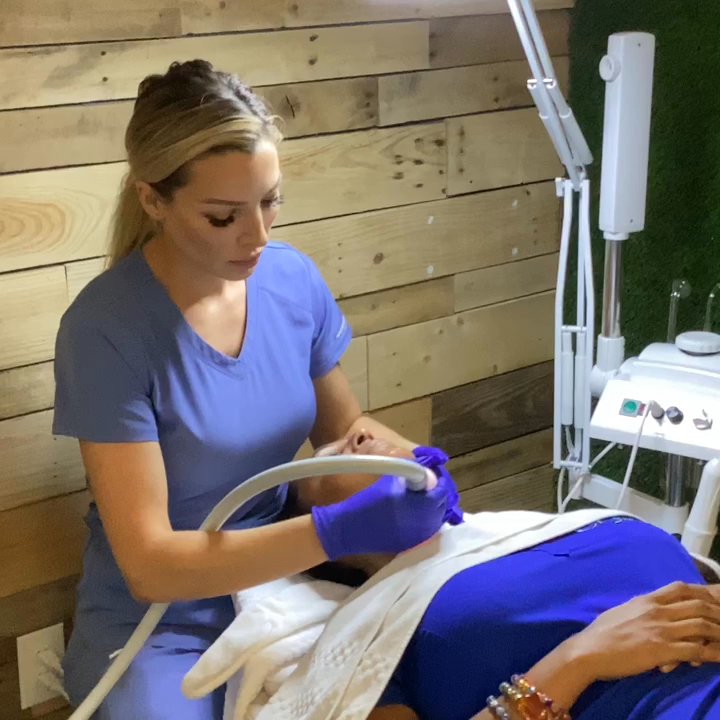 Hollywood Cryo Spa - Cryo-t-shock facial visibly tightens the jawline and neck while smoothing fine lines and wrinkles on the face. - Cryotherapy Near Me - Hollywood, Florida